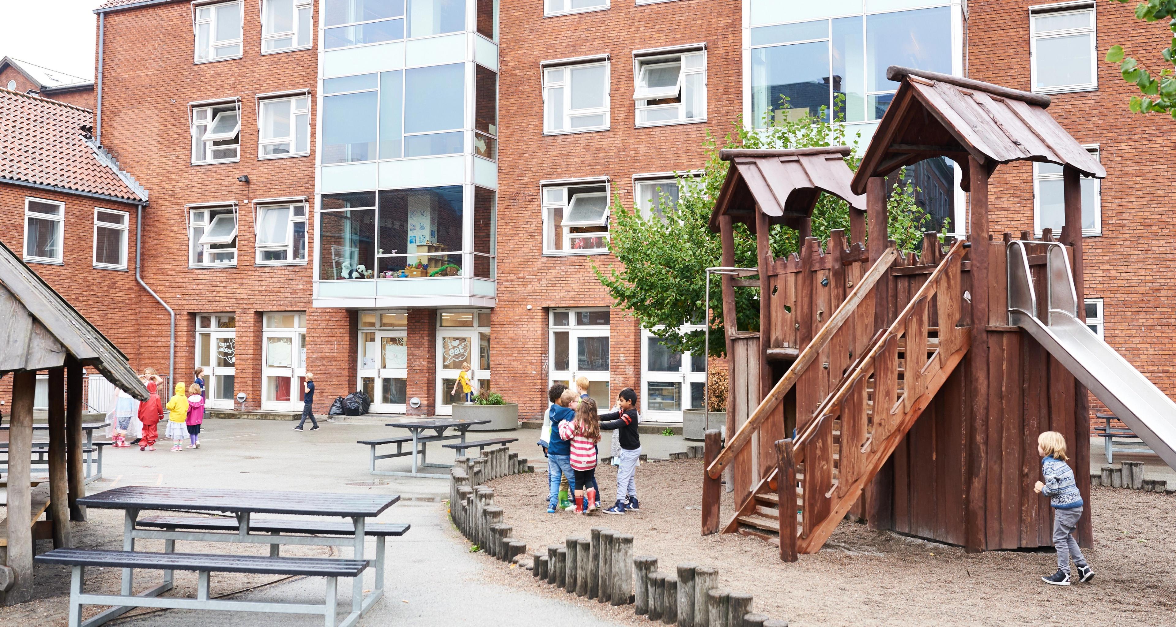 Børn leger sammen i skolegård