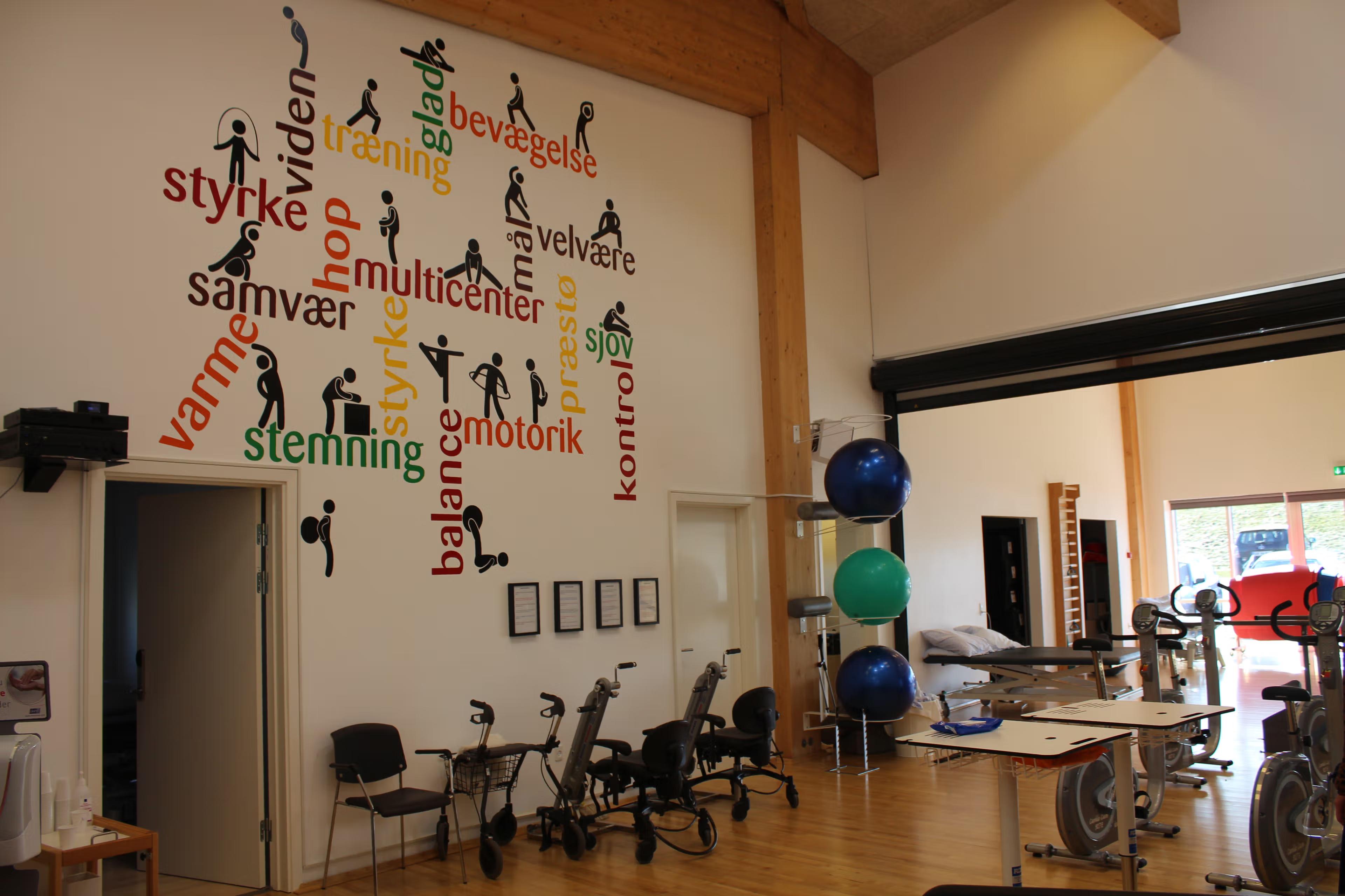 Væg med prints på fra Præstø multicenter