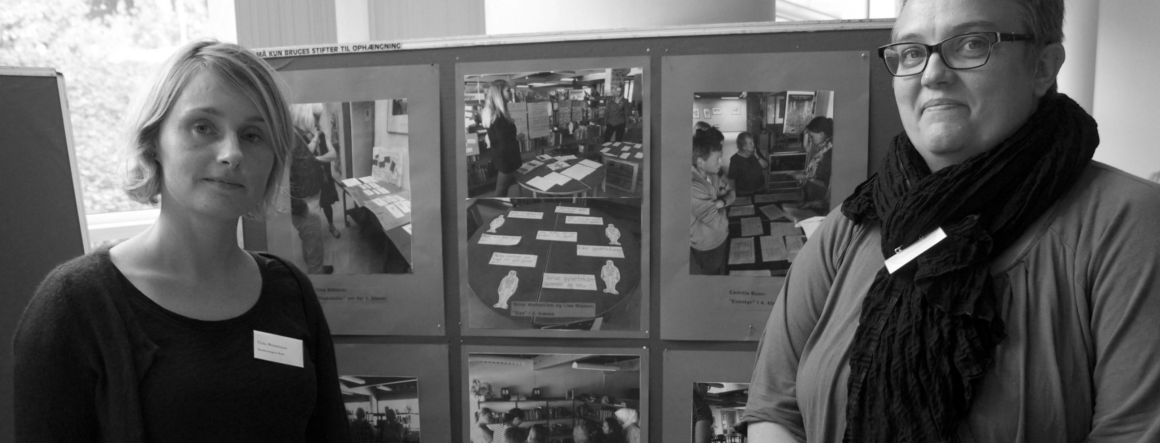 Sproglærer Vicky Brommann (tv) og tillidsrepræsentant Lone Heldt (th) viser billeder fra det projekt i genrepædagogik, som Munkevængets Skole i Kolding netop har gennemført med stor succes.