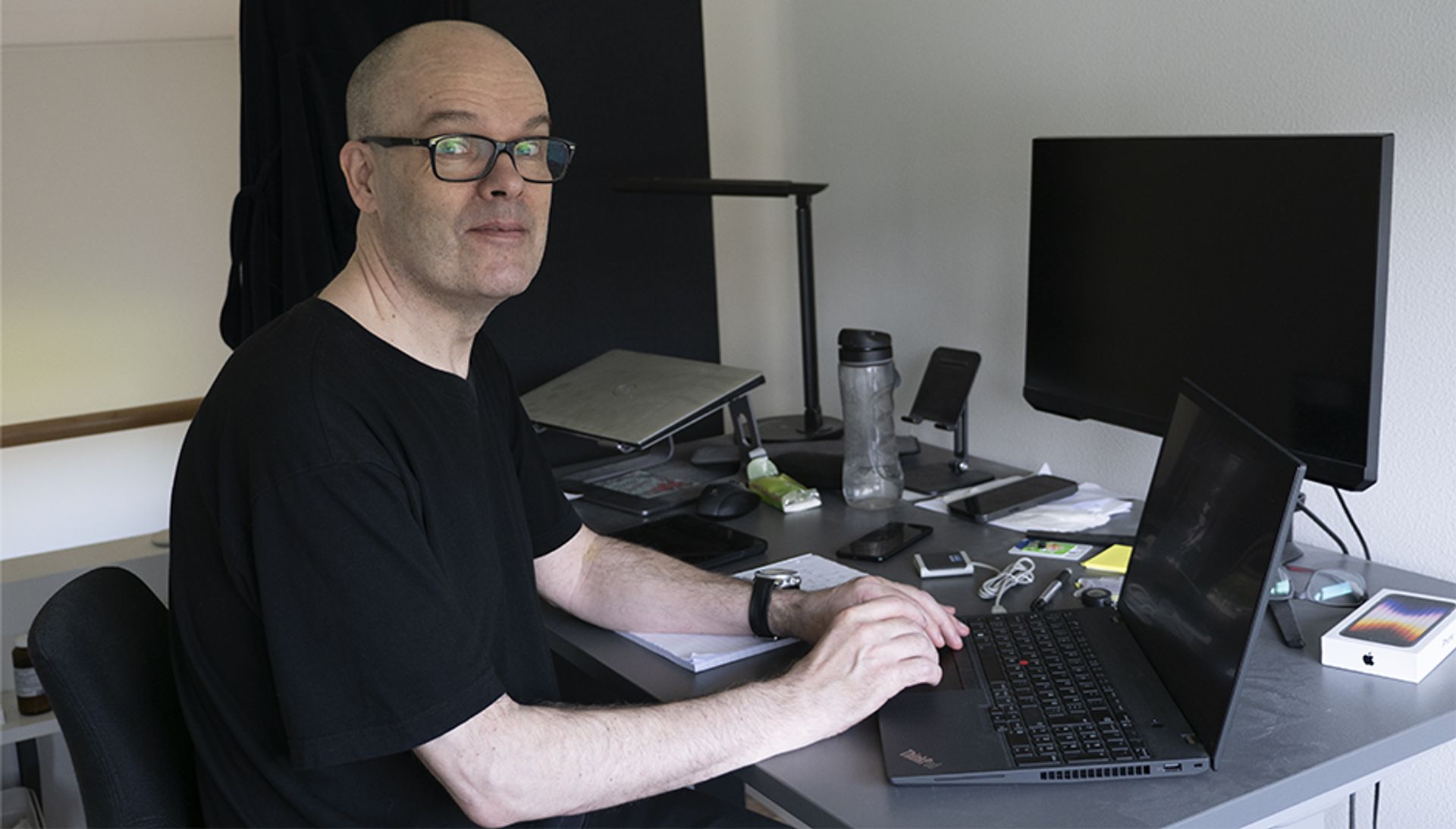 Carsten Balle foran computern