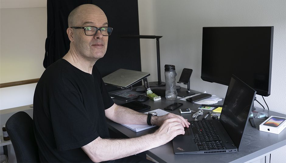 Carsten Balle foran computern