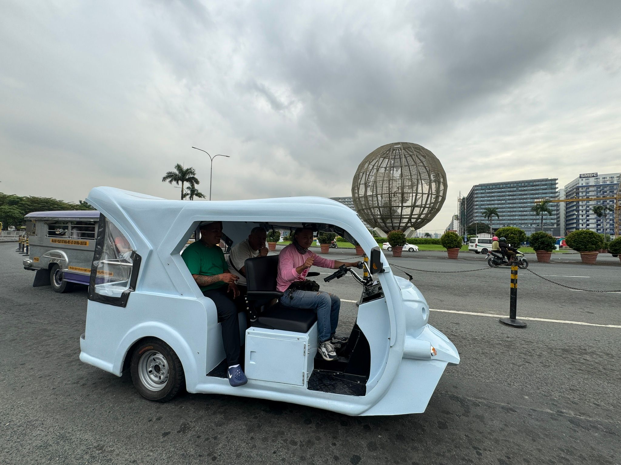 E-Trike in front of Mall of Asia