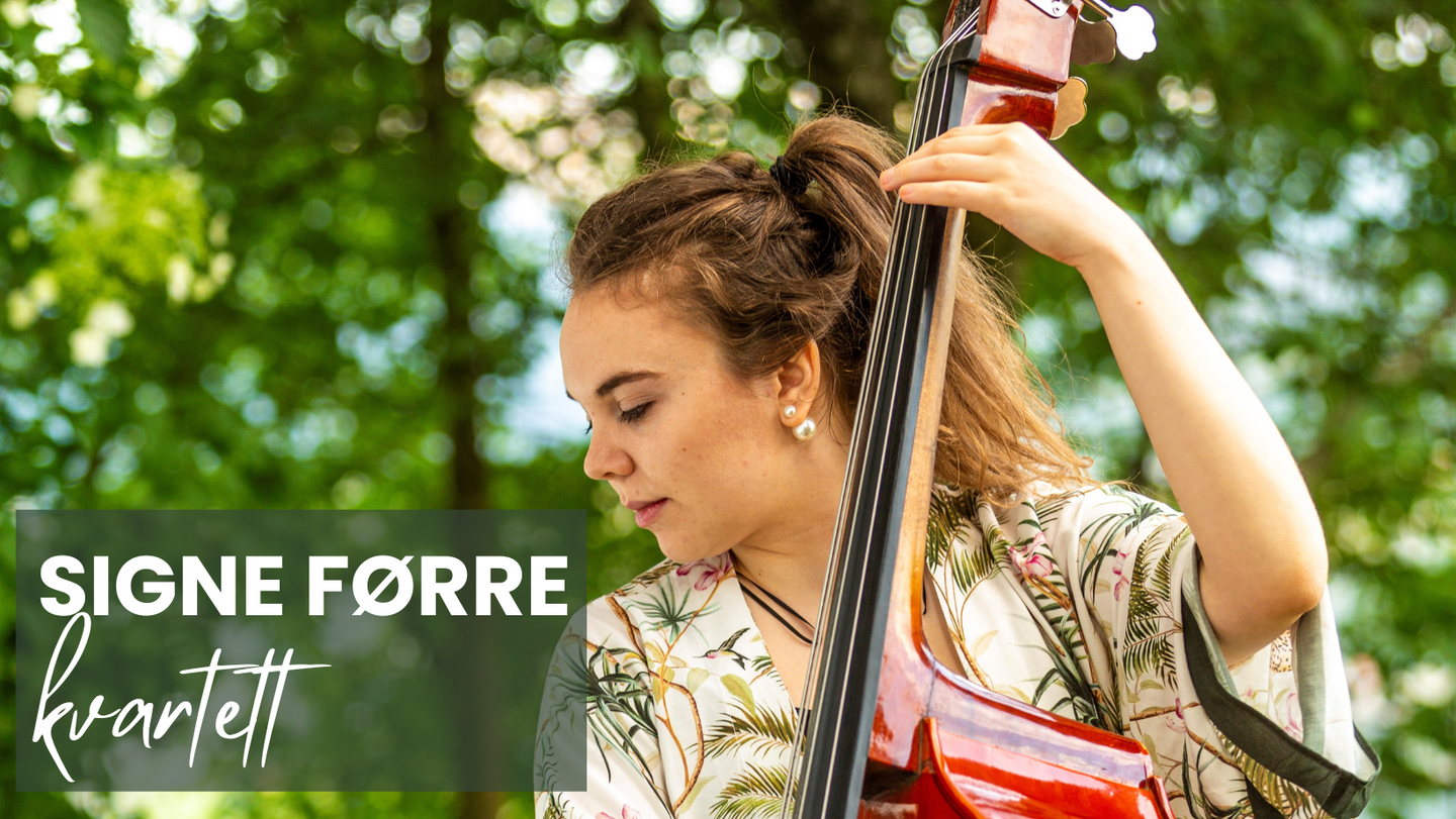 Signe Førre som held ein kontrabass.