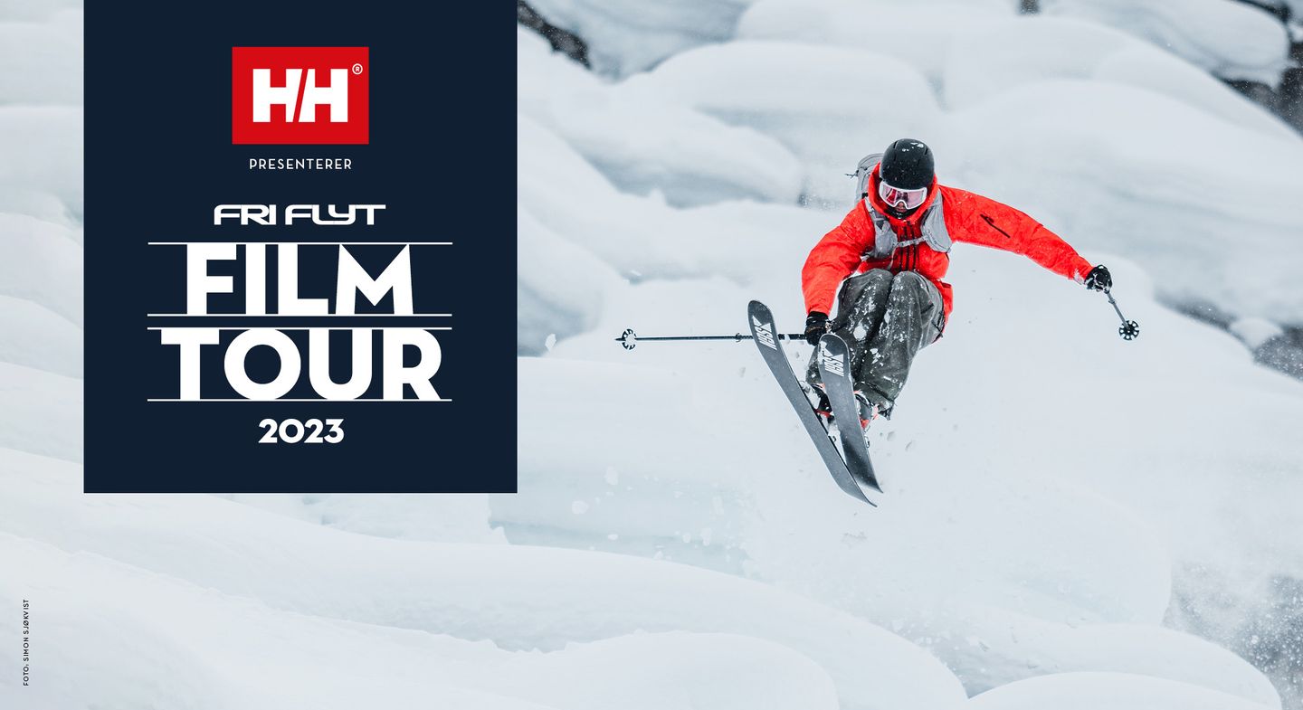 Bilde for Fri Flyt Film Tour 2023. Ein person er midt i eit hopp med ski på beina og snø bak seg.