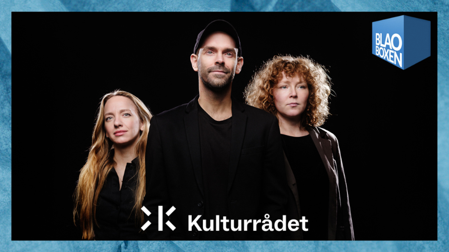 Bilete av dei tre artistane i Mojna, som poserar i svarte klede, med svart bakgrunn.