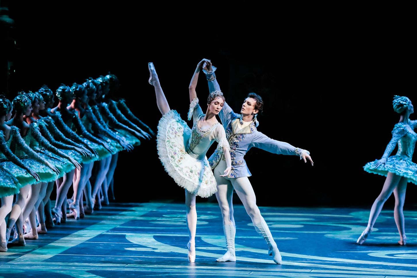Ei dame og ein mann dansar ballett