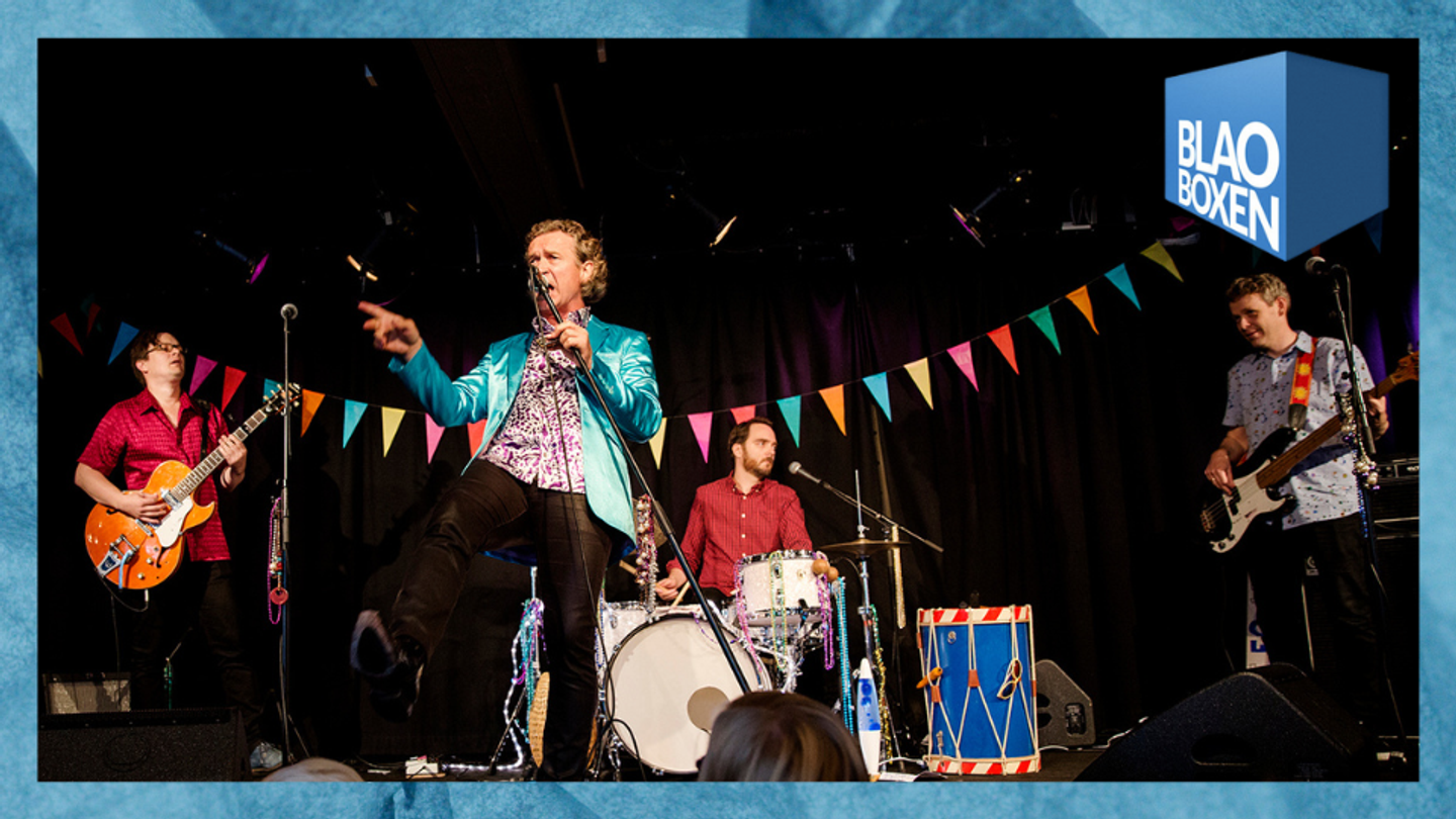 Bilde av Good Time Charlie som spelar musikk på scena.