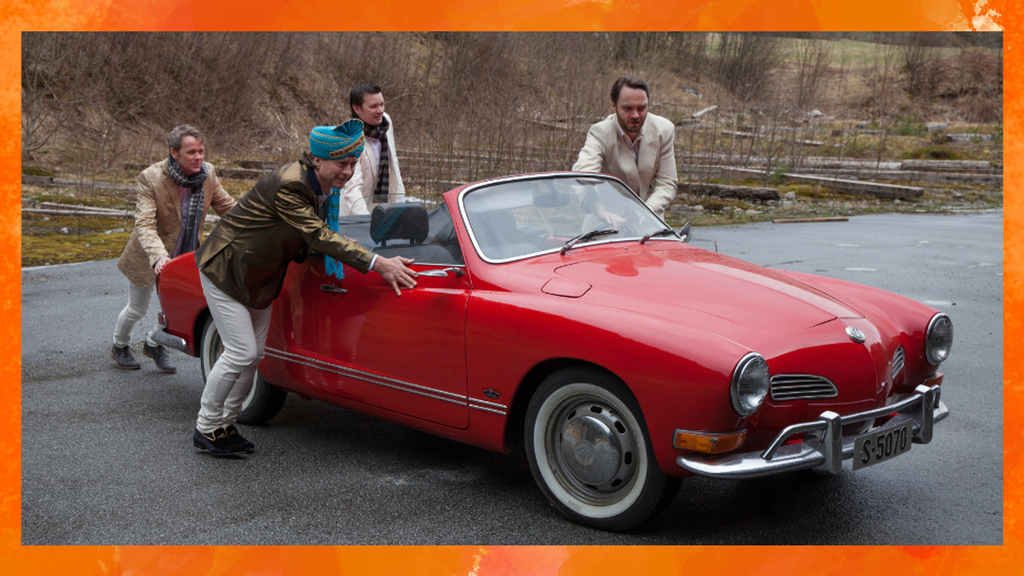 Bilde av Good Time Charlie som dyttar ein gamal bil.