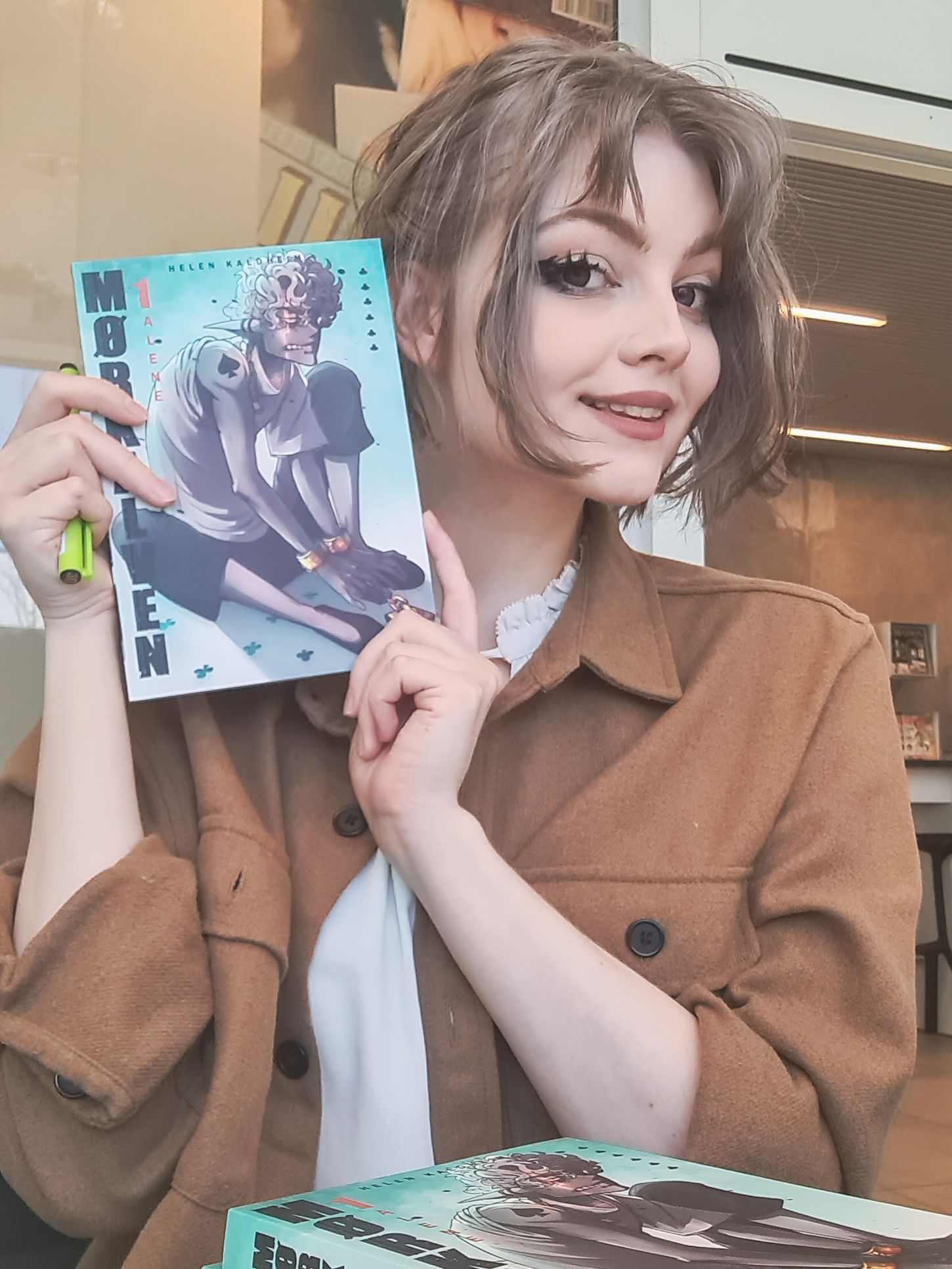 Bilete av Helen Kaldheim med Mørkalven nummer 1 i hendene.