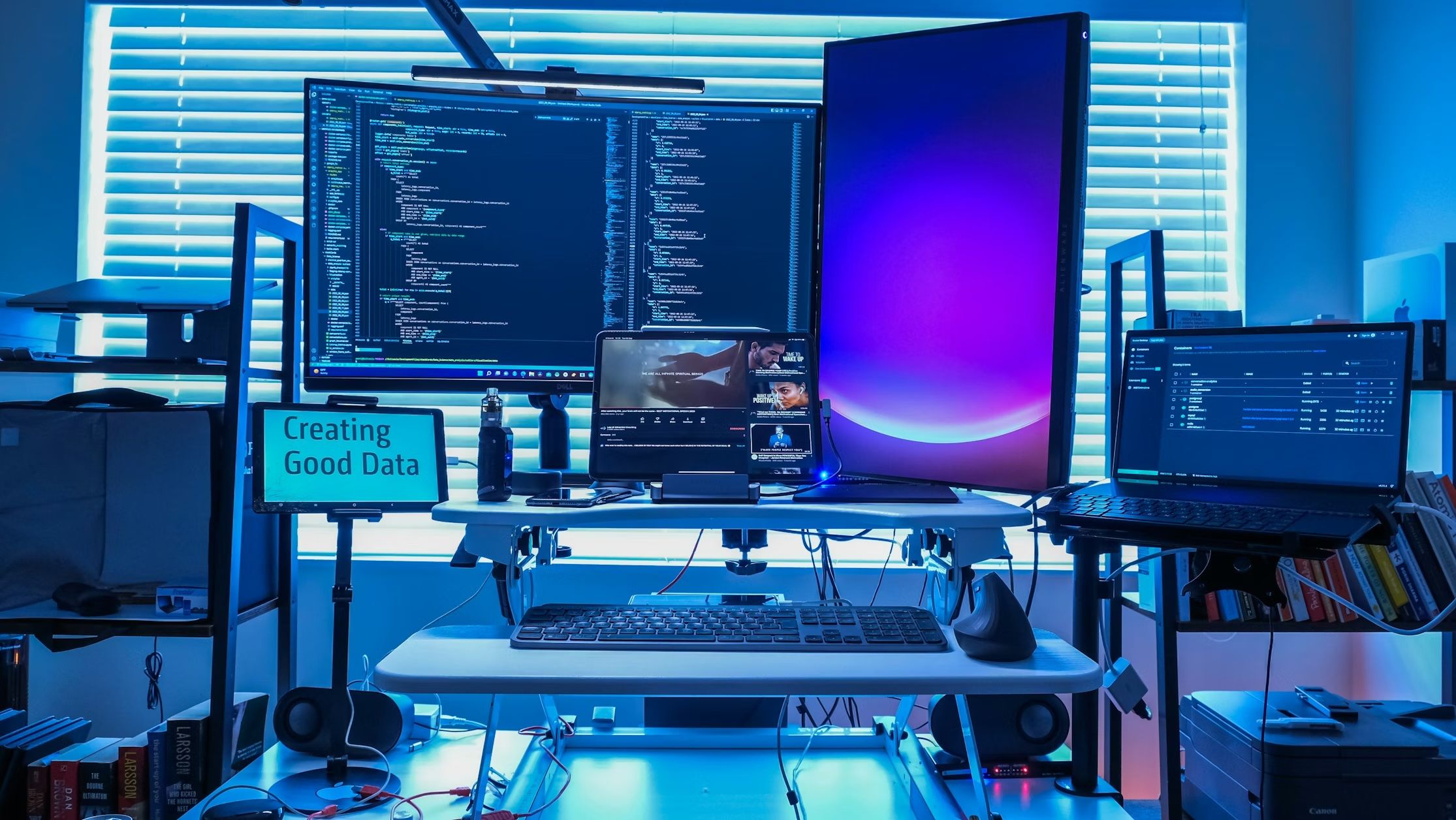 Bureau avec ordinateur et code