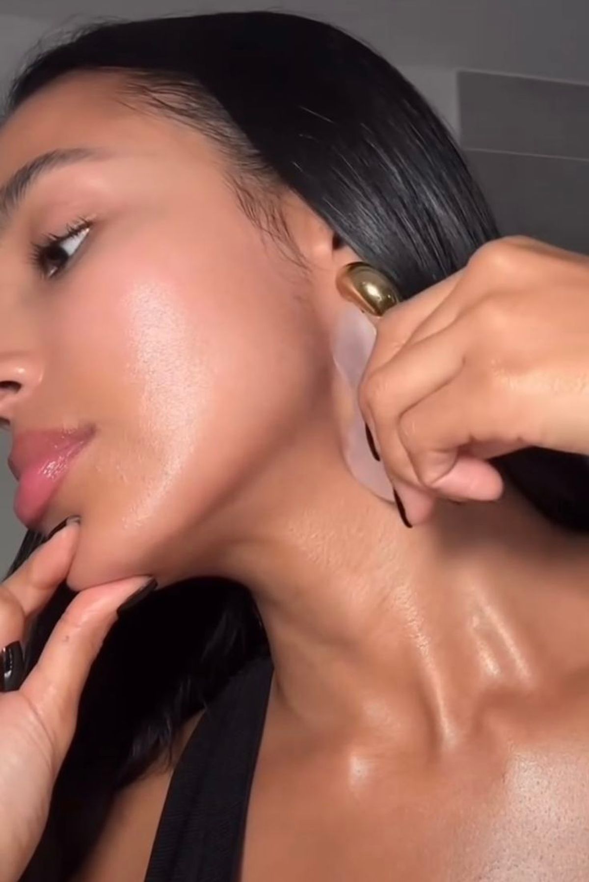 How to Depuff Your Face Naturally: 5 Simple Things That Actually Help