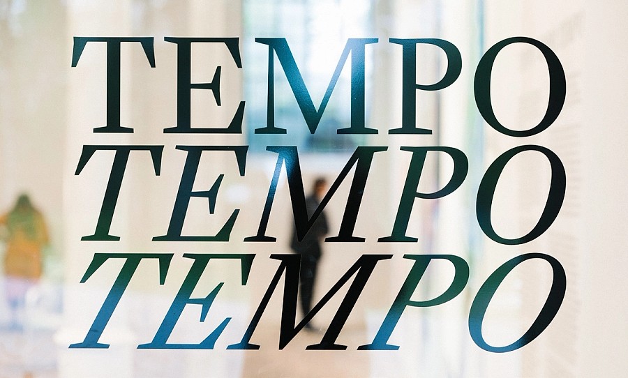 Words "TEMPO TEMPO TEMPO" on a glass window of a gallery at Kistefos Museum