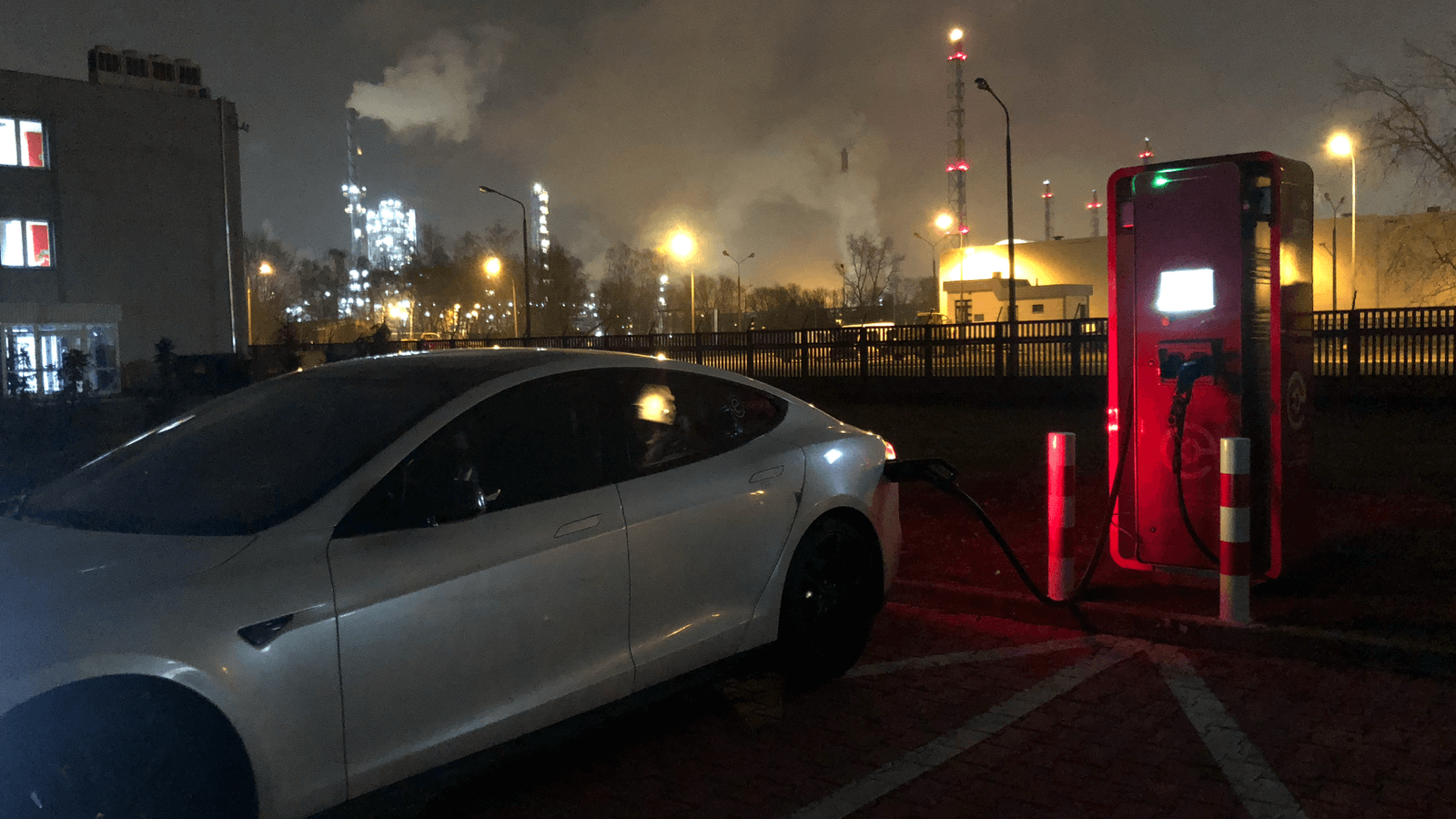 How long does it take to charge an electric car? Why such simple question is so hard to answer and what a petroleum refinery has to do with a high power charger.