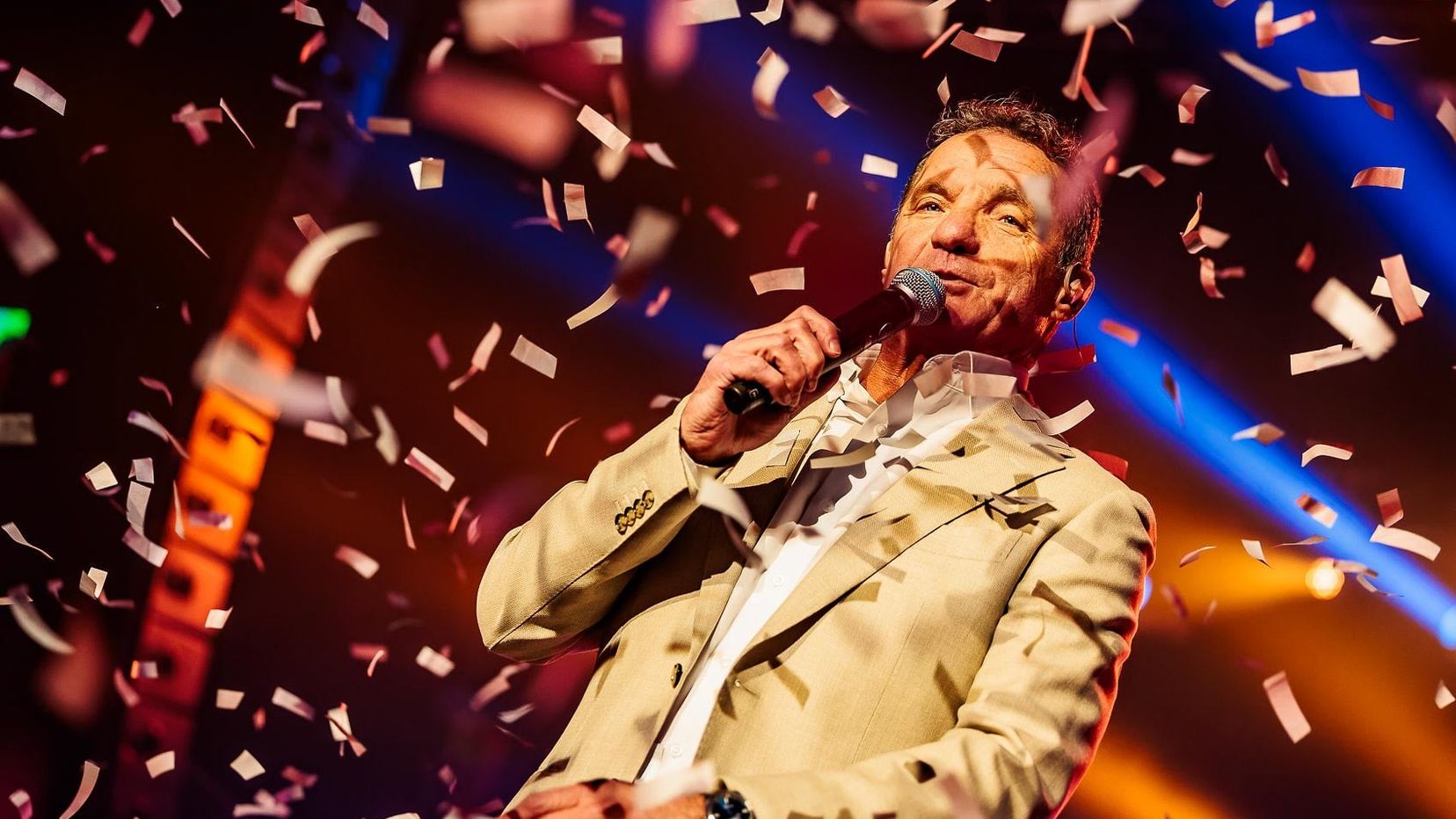 John de Bever tijdens een live-optreden.