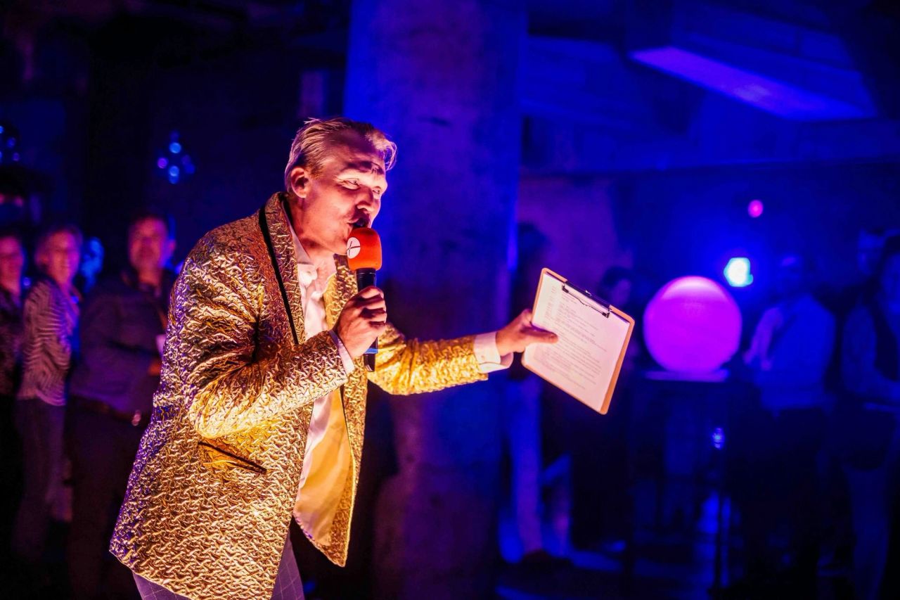 Foto van presentator Sjoerd Weikamp tijdens een personeelsfeest. Fotografie door Bold Productions contentspecialist voor Events & Artiesten.