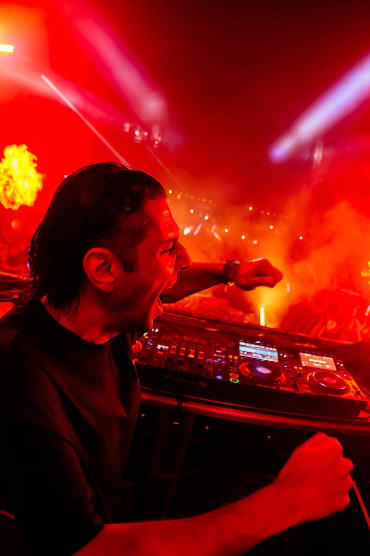 Een DJ tijdens zijn liveset bij het Solexrace Festival.
