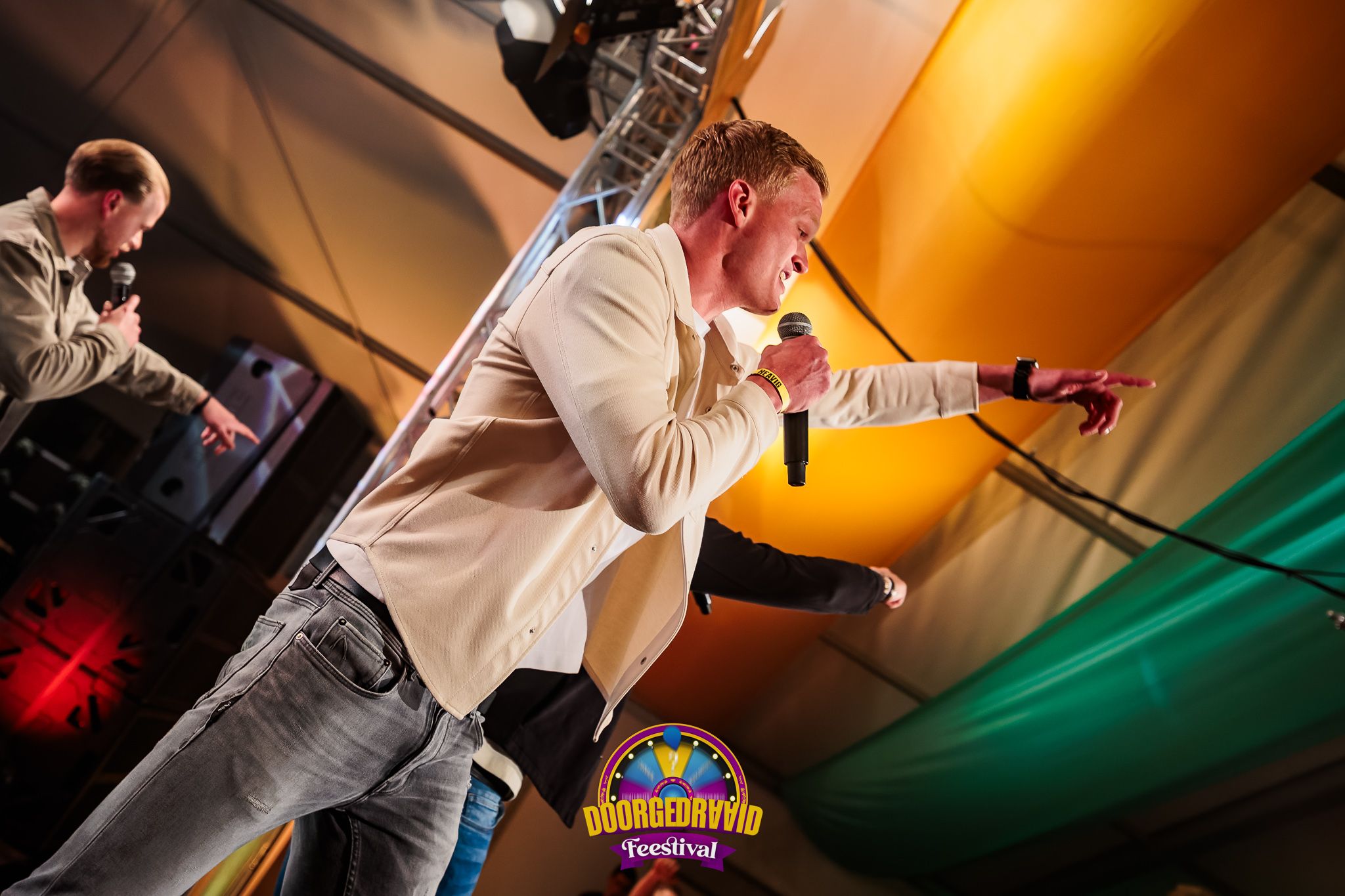 Reinier Peters met een microfoon in zijn hand tijdens het Doorgedraaid Feestival, gemaakt door Bold Productions