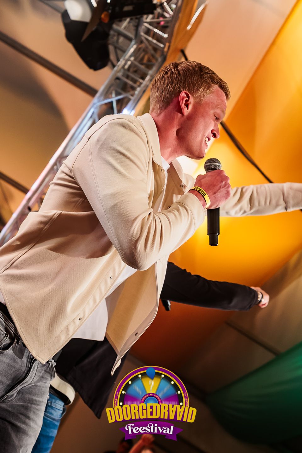 Reinier Peters met een microfoon in zijn hand tijdens het Doorgedraaid Feestival, gemaakt door Bold Productions