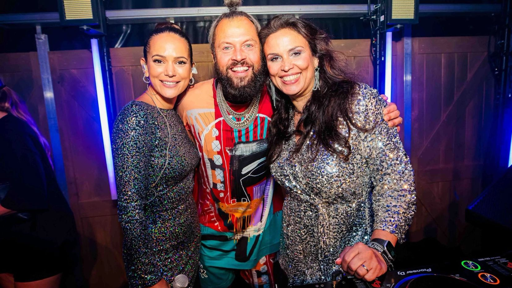 DJ La Fuente met zangeres EliZe tijdens een optreden. Foto gemaakt door Bold Productions, contentspecialist voor Events & Artiesten.
