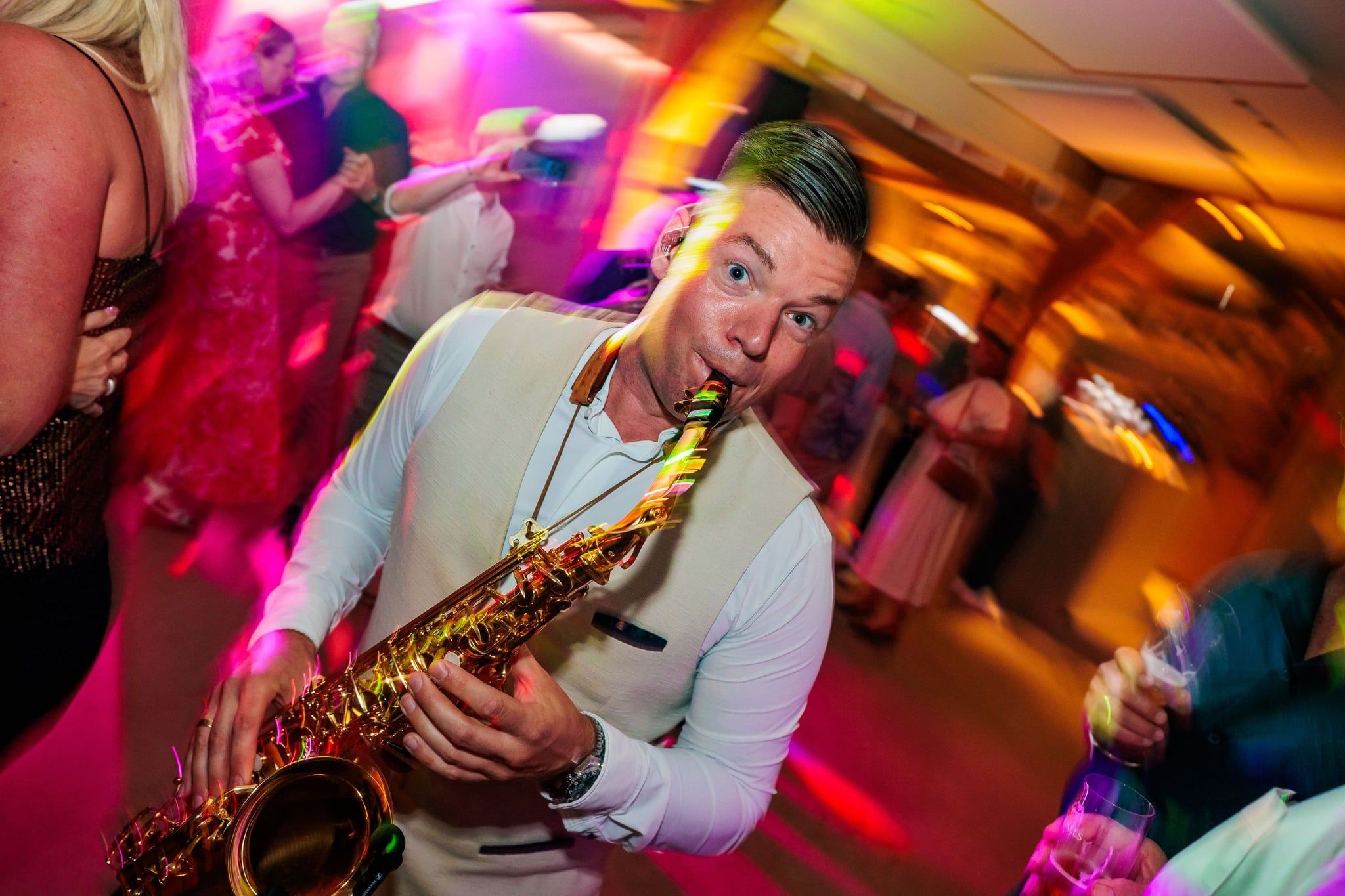 Saxofonist Jeff Straub in een wit overhemd speelt tussen de gasten van een feest, gemaakt door Bold Productions