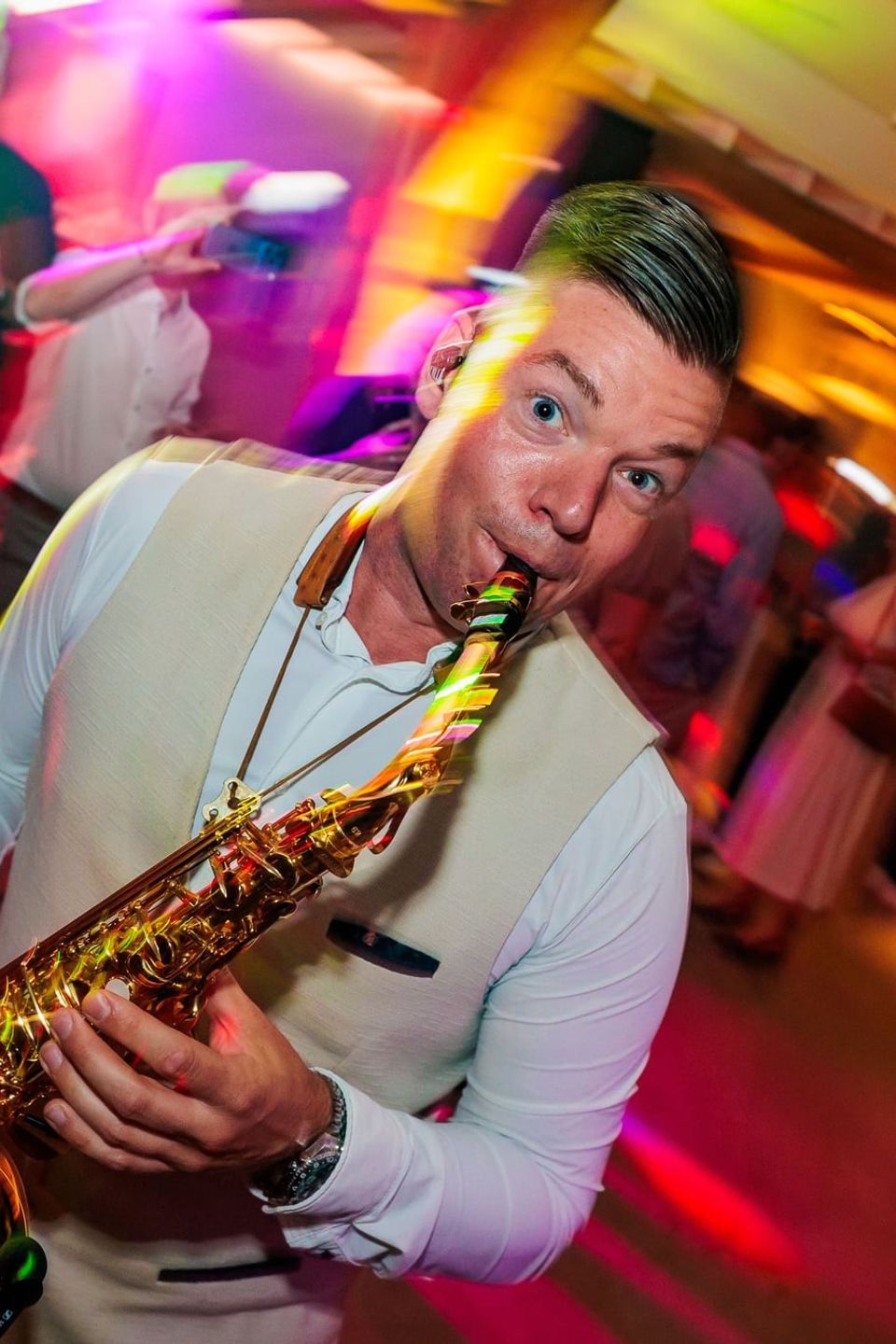 Saxofonist Jeff Straub in een wit overhemd speelt tussen de gasten van een feest, gemaakt door Bold Productions