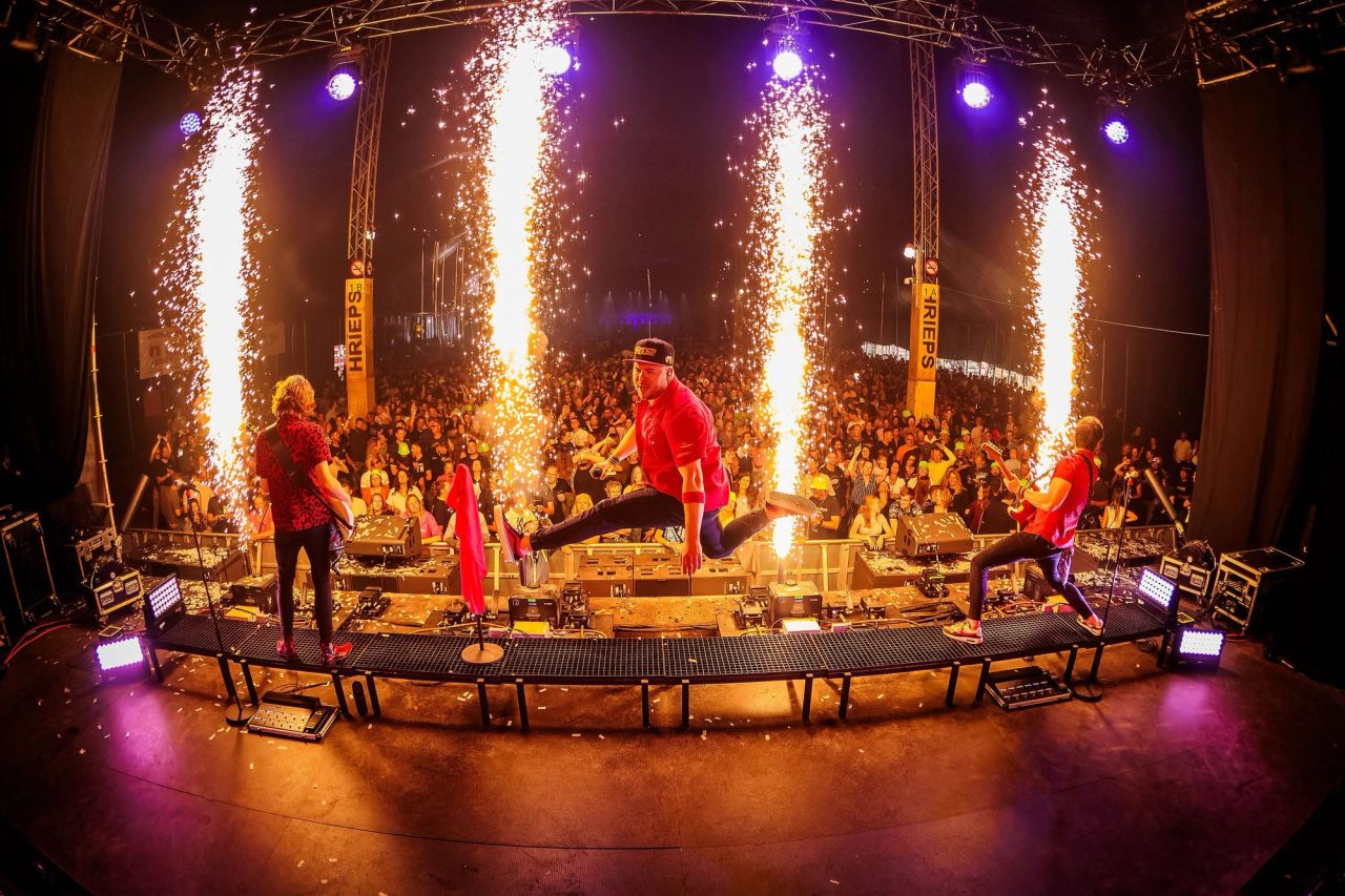 Actiefoto van PROOST! BAND tijdens een festival. Foto gemaakt door Bold Productions, contentspecialist voor Events & Artiesten.