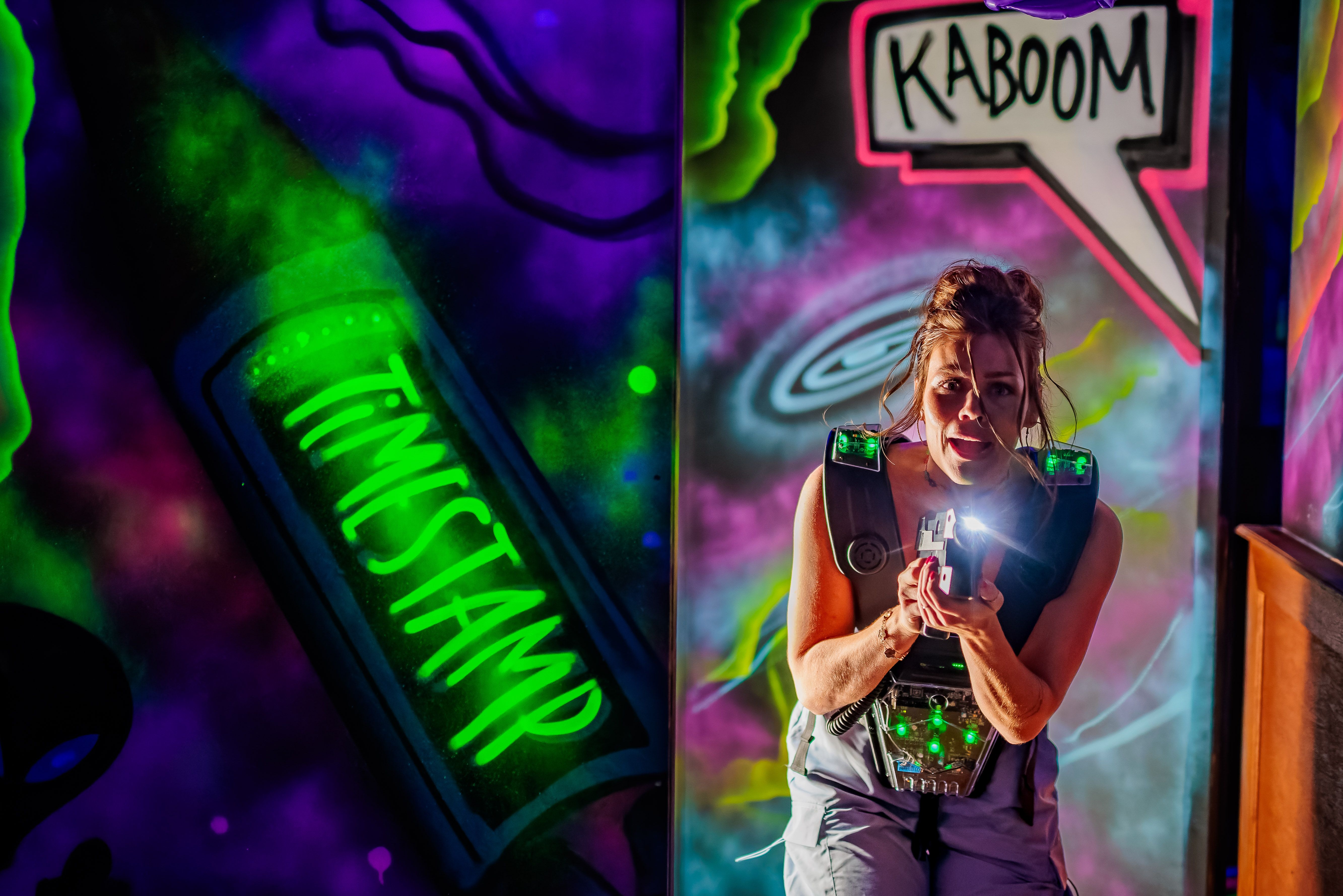 Blacklight-graffiti in de lasergamearena van Timestamp Arnhem.