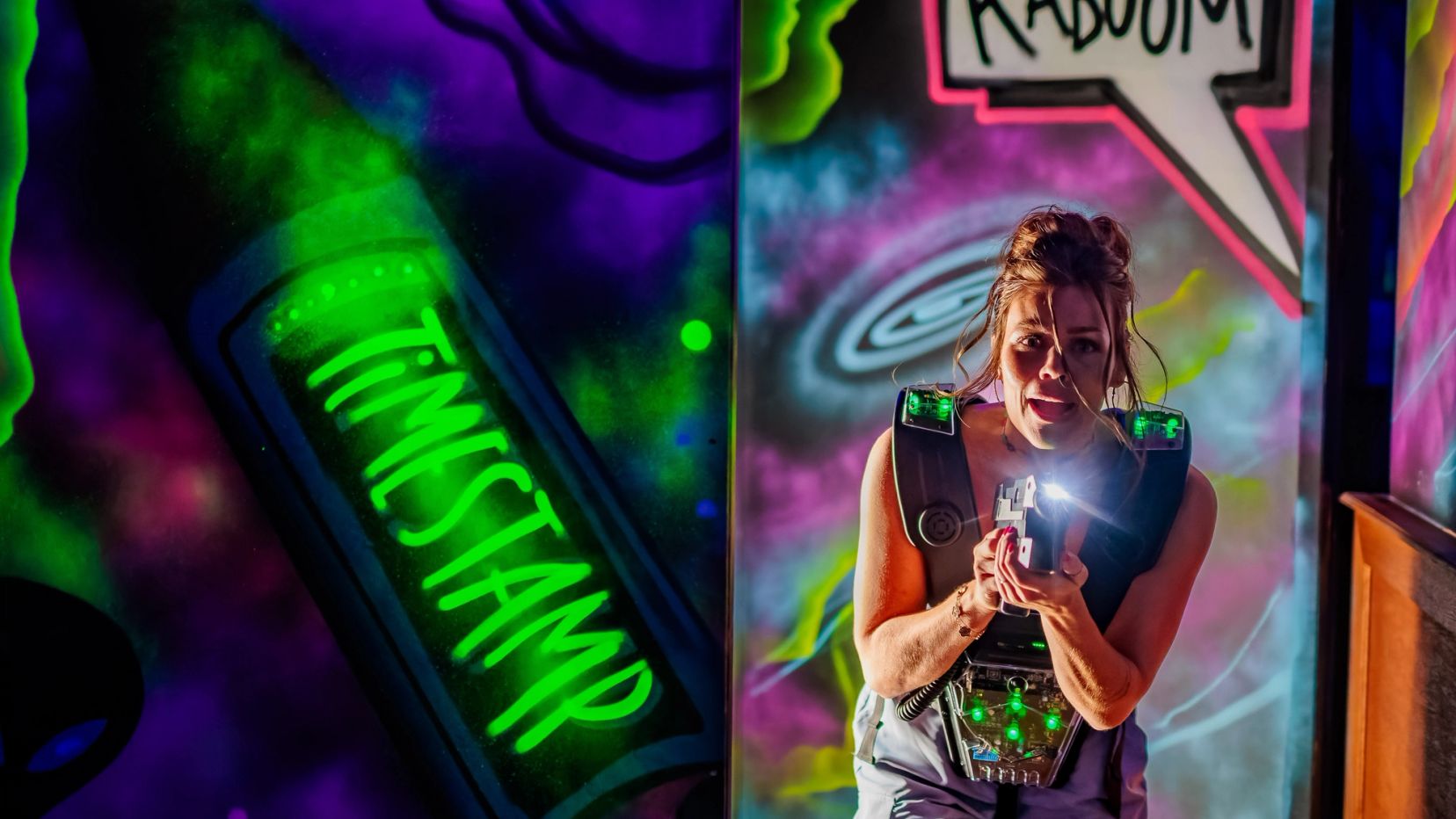 Blacklight-graffiti in de lasergamearena van Timestamp Arnhem.