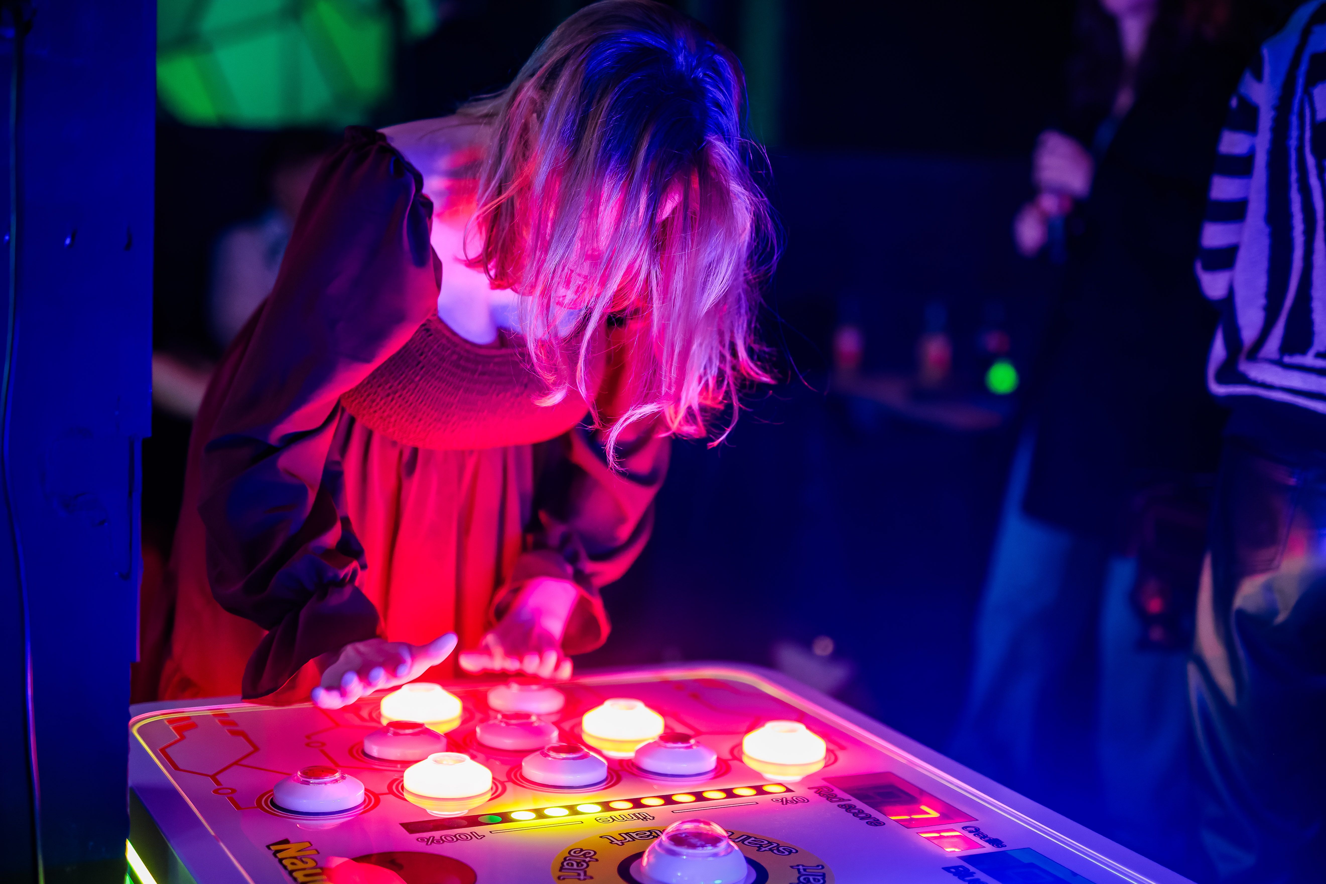 Gast speelt een lichtgevend interactief tafelspel bij Timestamp Arnhem.