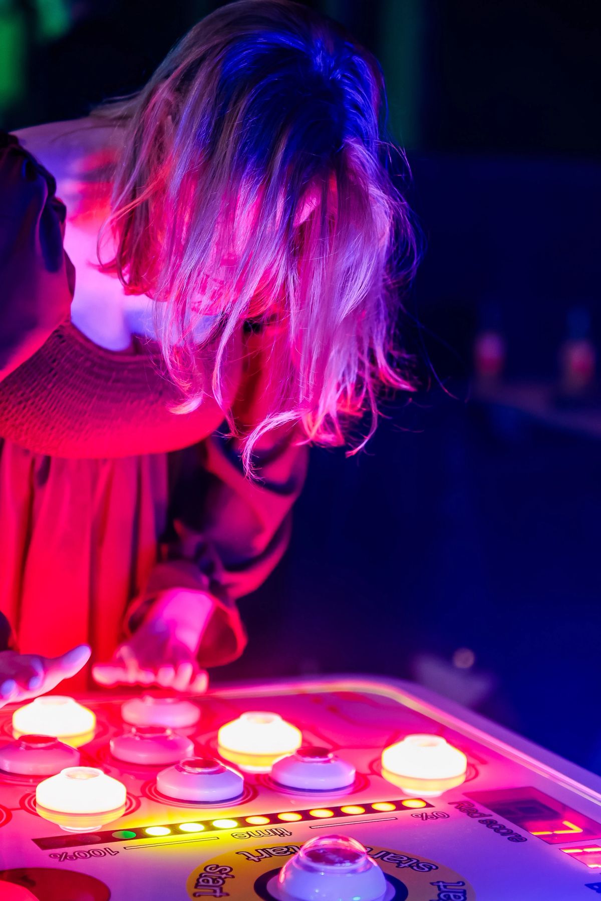 Gast speelt een lichtgevend interactief tafelspel bij Timestamp Arnhem.