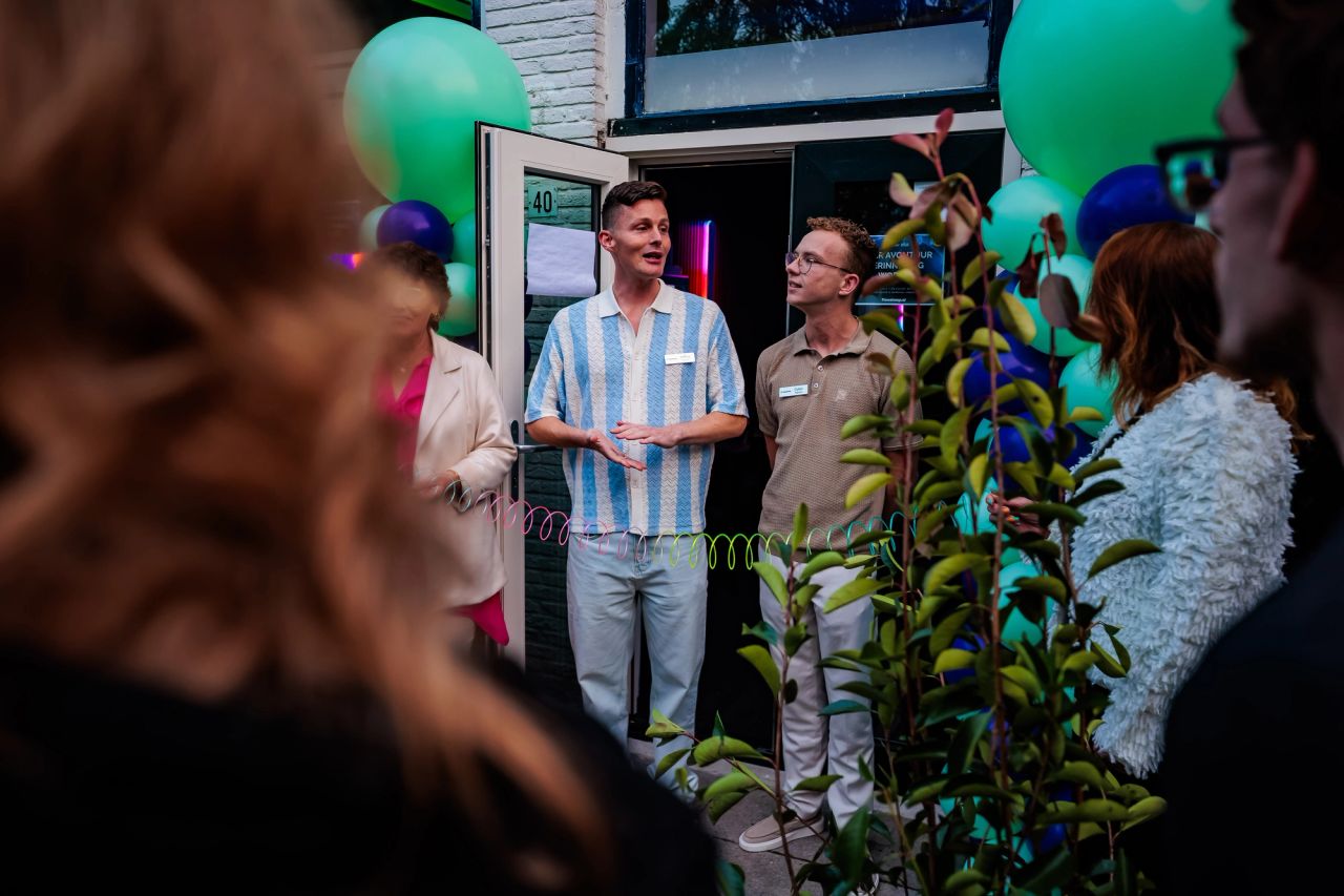 Ontvangst met ballonnen en gasten bij Timestamp Arnhem.