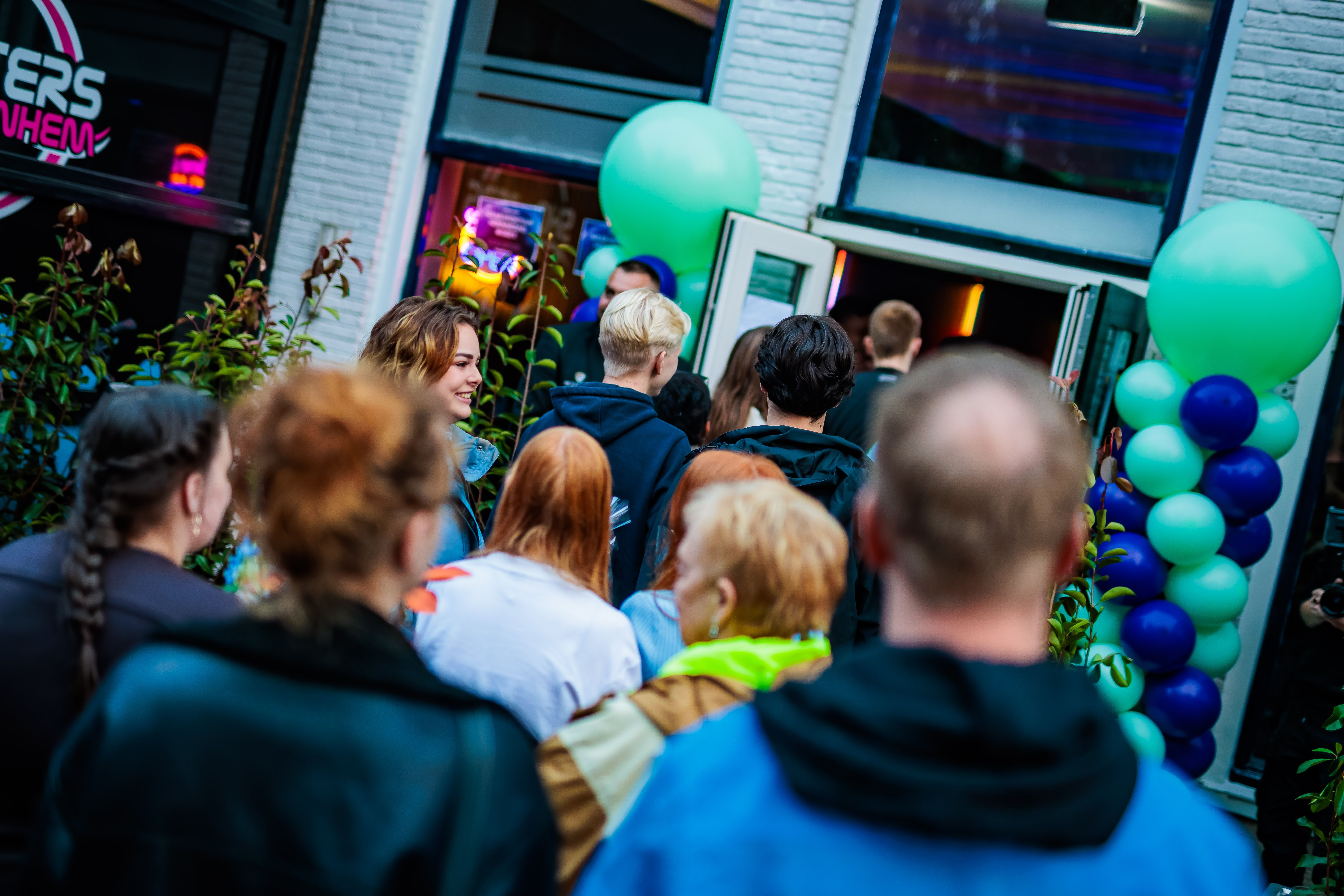 Gasten en ballonnen voor de deur van Timestamp Arnhem.