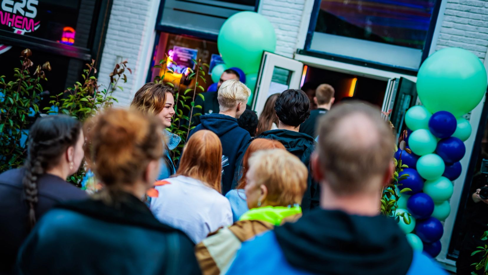 Gasten en ballonnen voor de deur van Timestamp Arnhem.