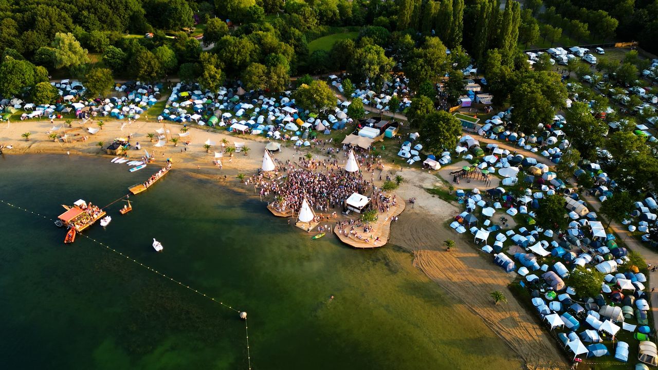 Droneshot van een festival vastgelegd door Bold Productions, contentspecialist voor Events & Artiesten.