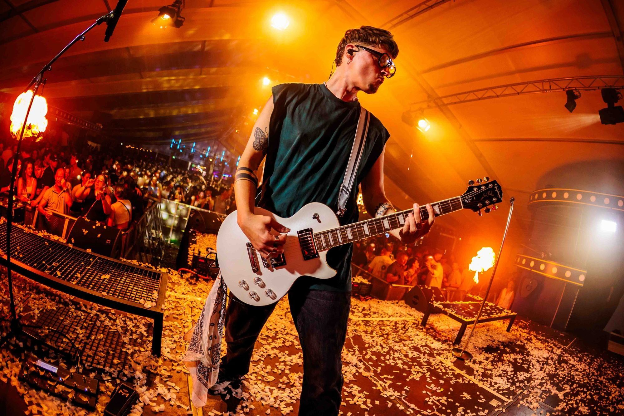 Foto van een gitarist tijdens een live-optreden.