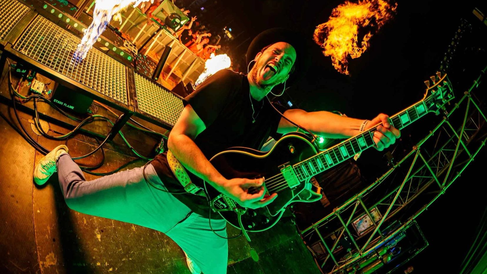 Een gitarist omringd door vuur tijdens een live-optreden. Foto gemaakt door Bold Productions, contentspecialist voor Events & Artiesten.