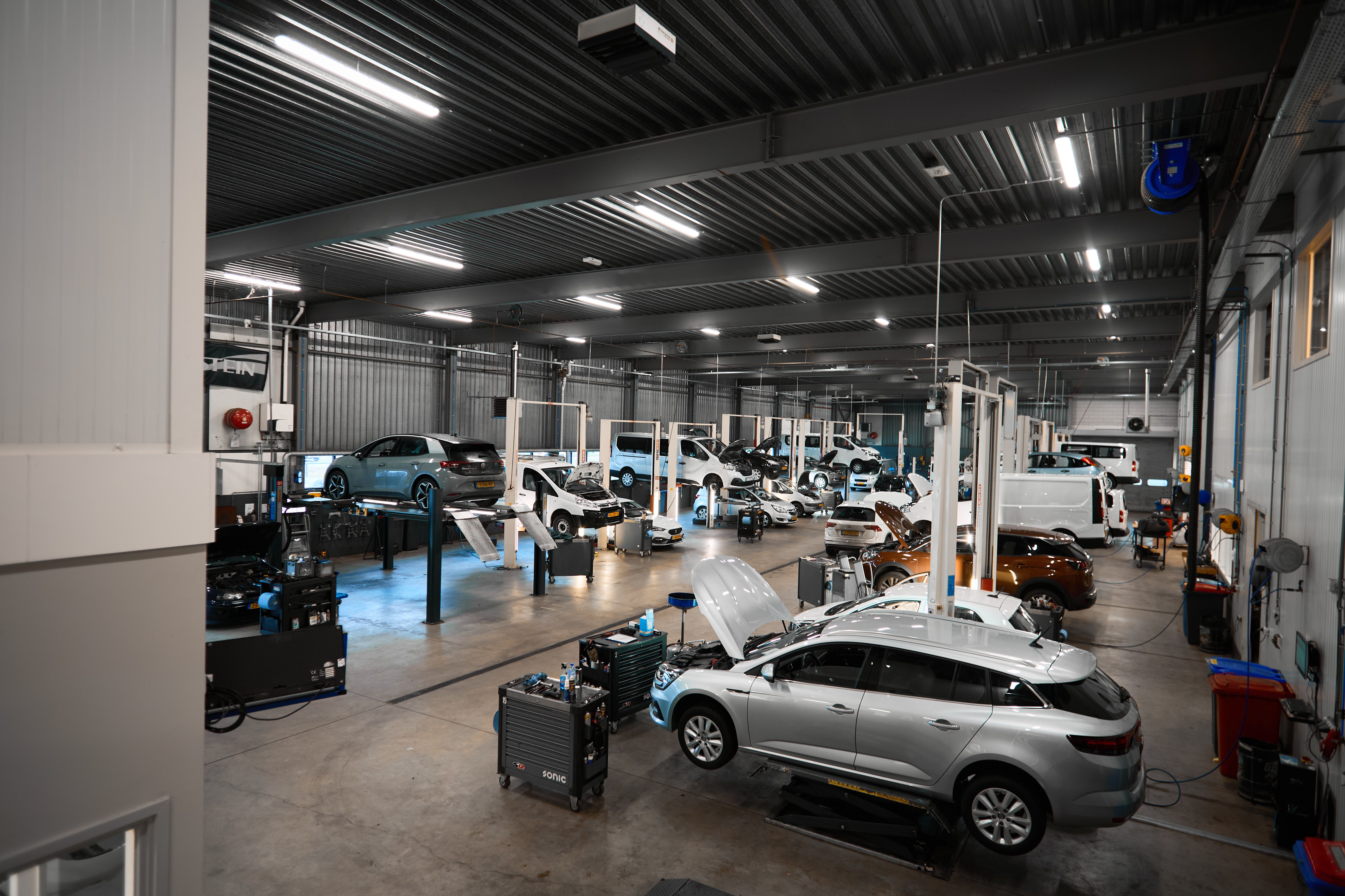 Overzicht van de werkplaats van Auto Vreman.