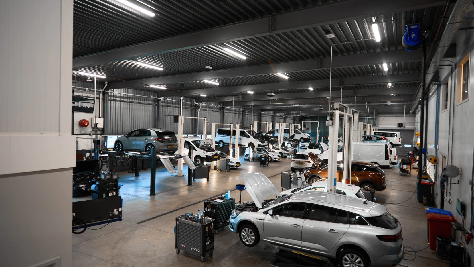 Overzicht van de werkplaats van Auto Vreman.