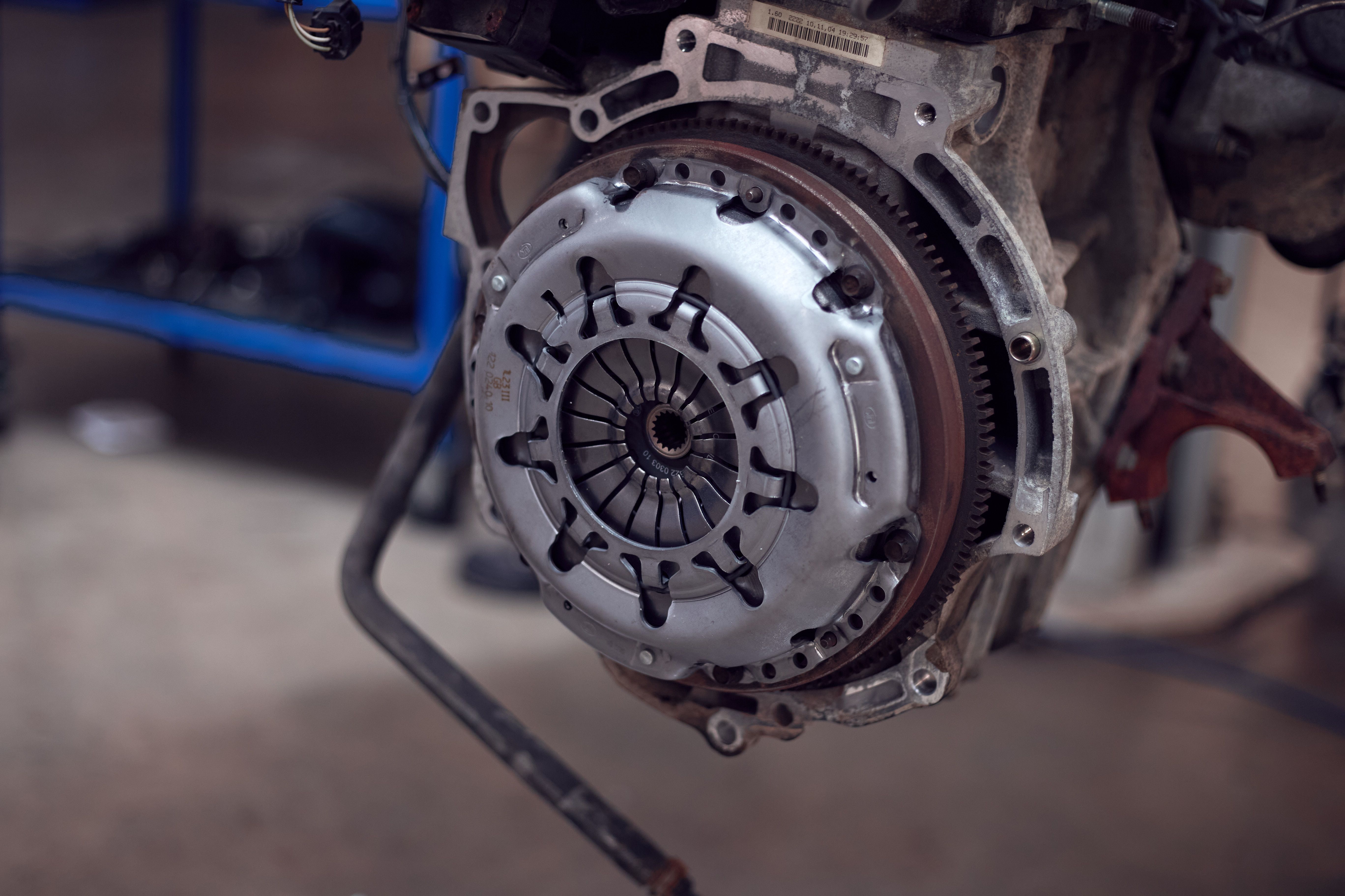Close-up van de koppelingsplaat van een uitgebouwde motor.