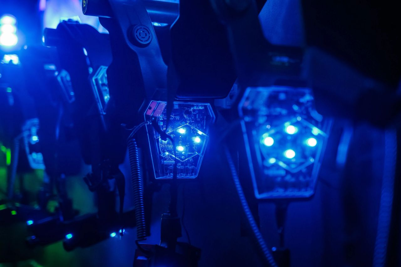 Blauw oplichtende lasergame-uitrusting in een donkere ruimte.