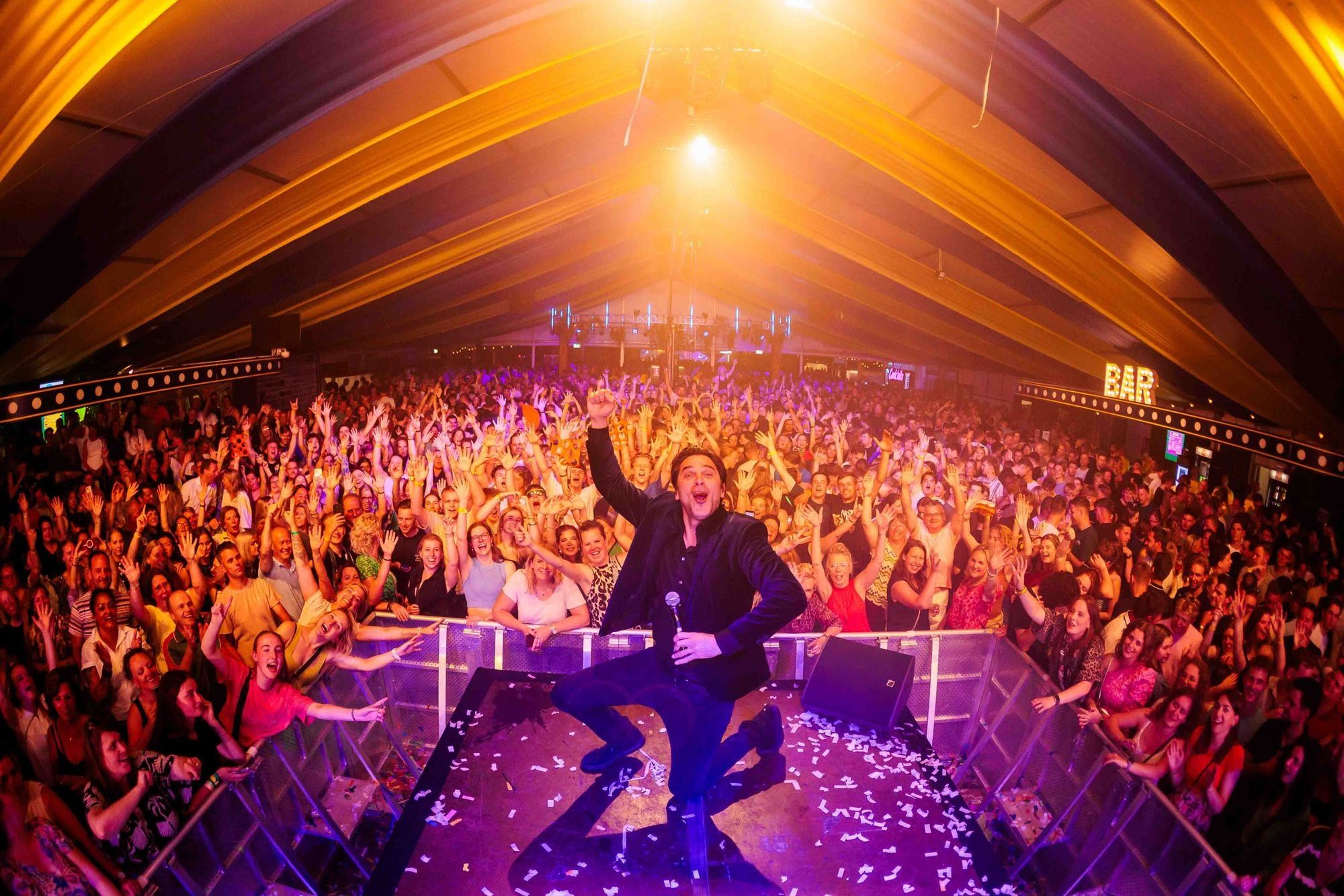 Zanger Xander de Buisonjé tijdens een tentfeest. Foto: Bold Productions contentspecialist voor Events & Artiesten.