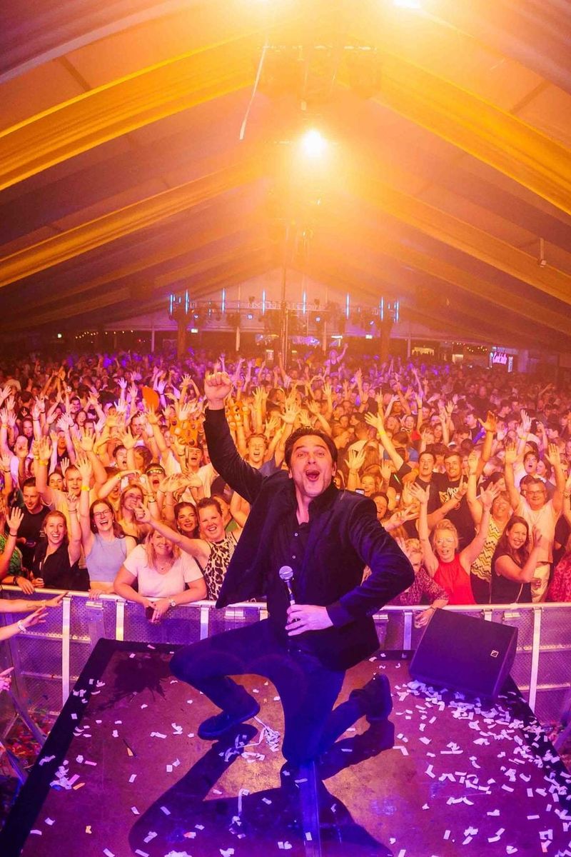 Zanger Xander de Buisonjé tijdens een tentfeest. Foto: Bold Productions contentspecialist voor Events & Artiesten.