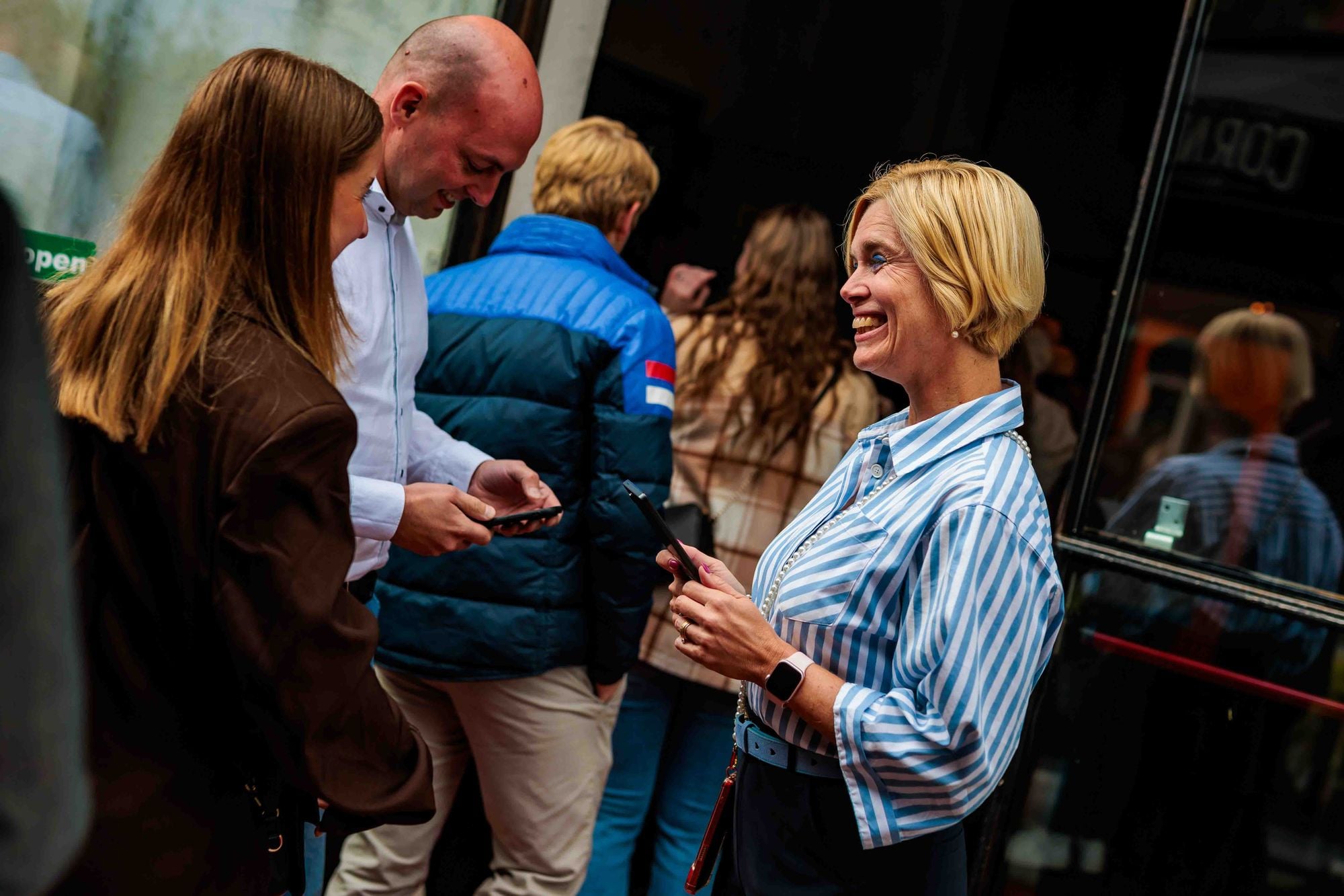 Gasten in gesprek met elkaar tijdens een personeelsfeest, gemaakt door Bold Productions