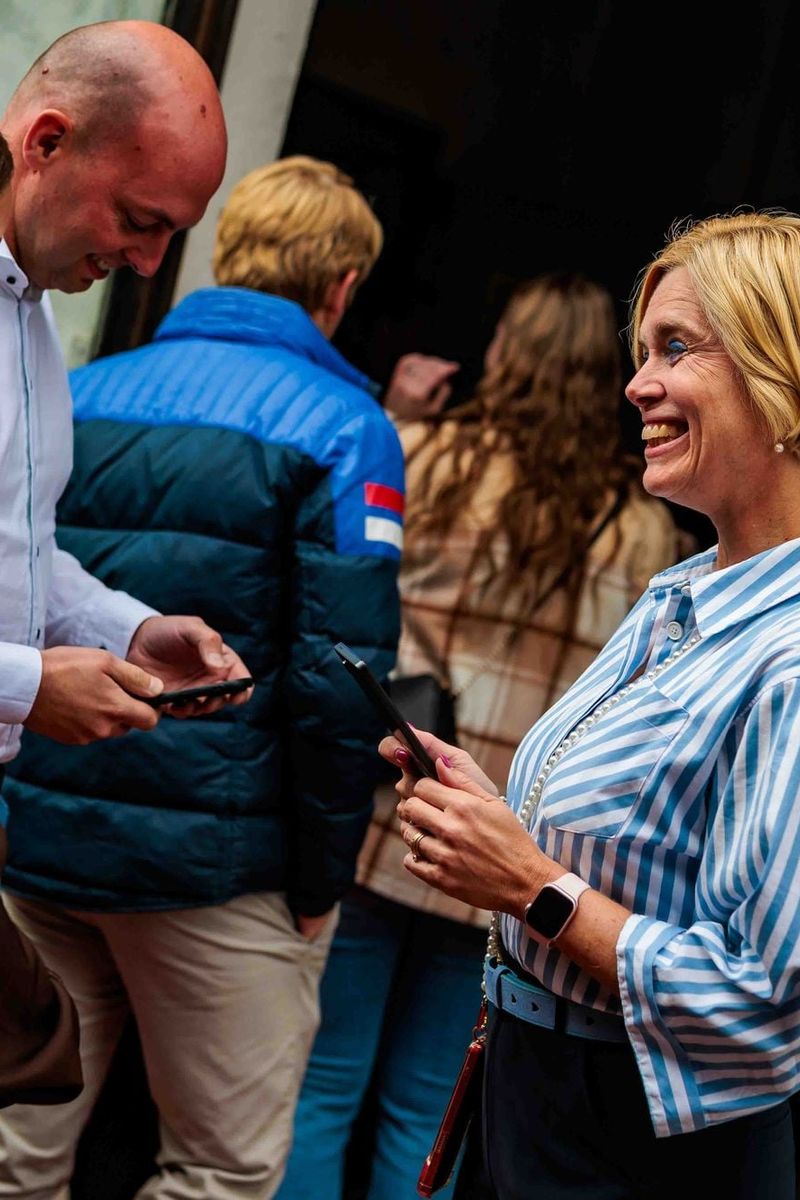 Gasten in gesprek met elkaar tijdens een personeelsfeest, gemaakt door Bold Productions