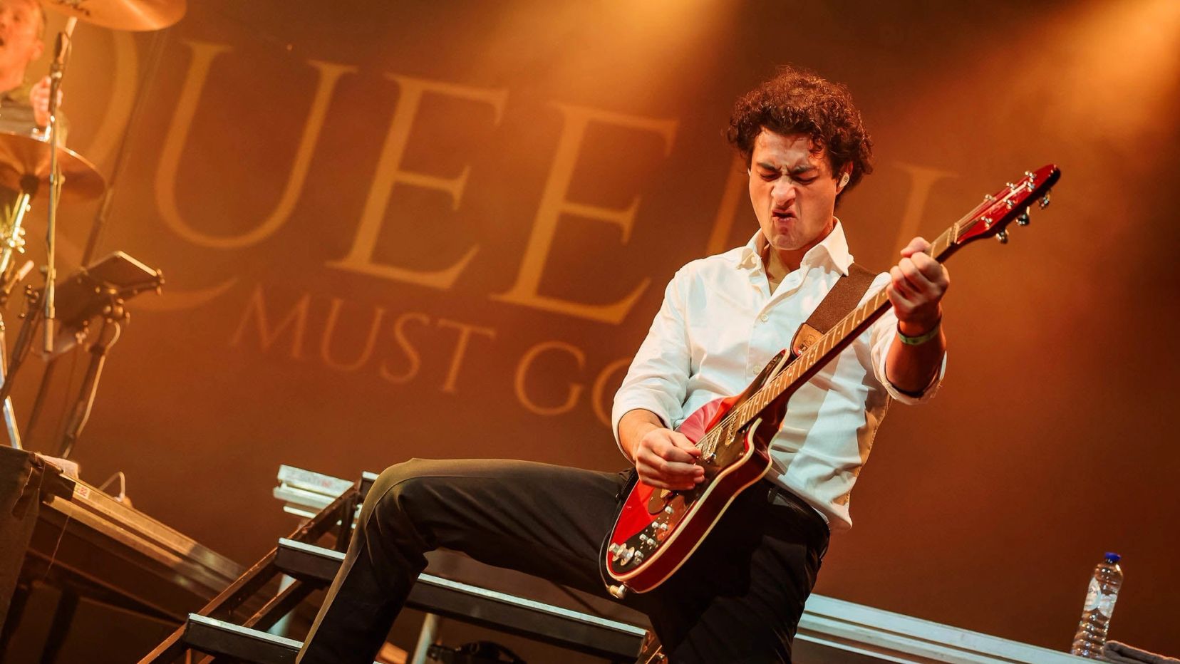 Queen tribute band Queen Must Go On tijdens een live-optreden.
