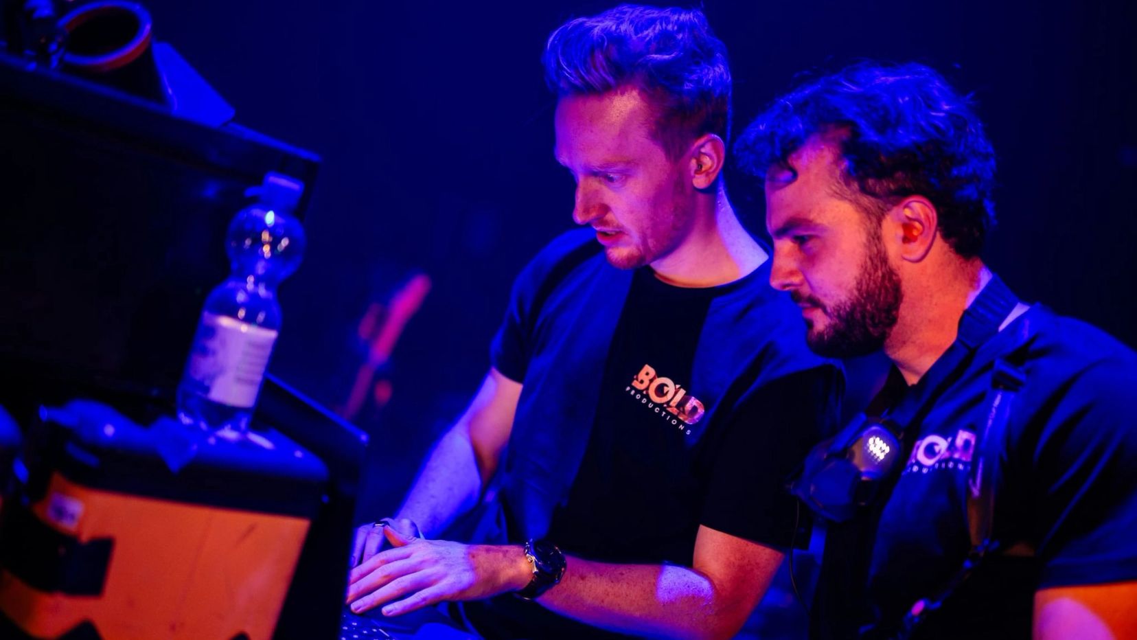 Team Bold Productions achter de schermen tijdens een event.