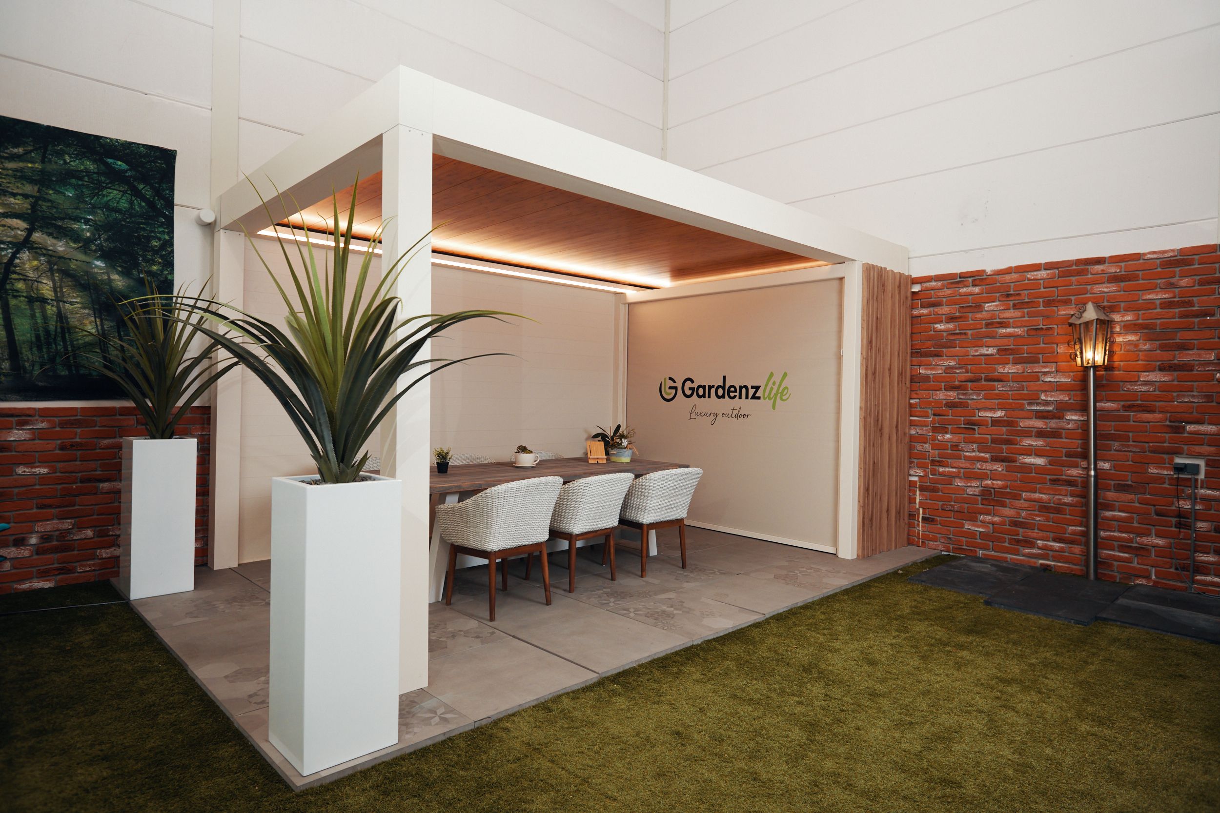 Overkapping met eettafel en kunstgras van Gardenzlife.