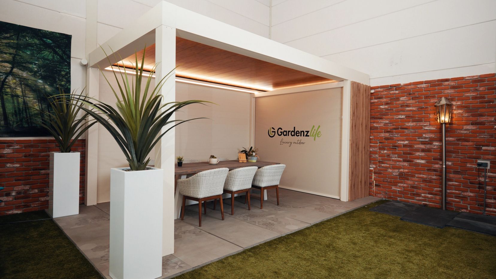Overkapping met eettafel en kunstgras van Gardenzlife.