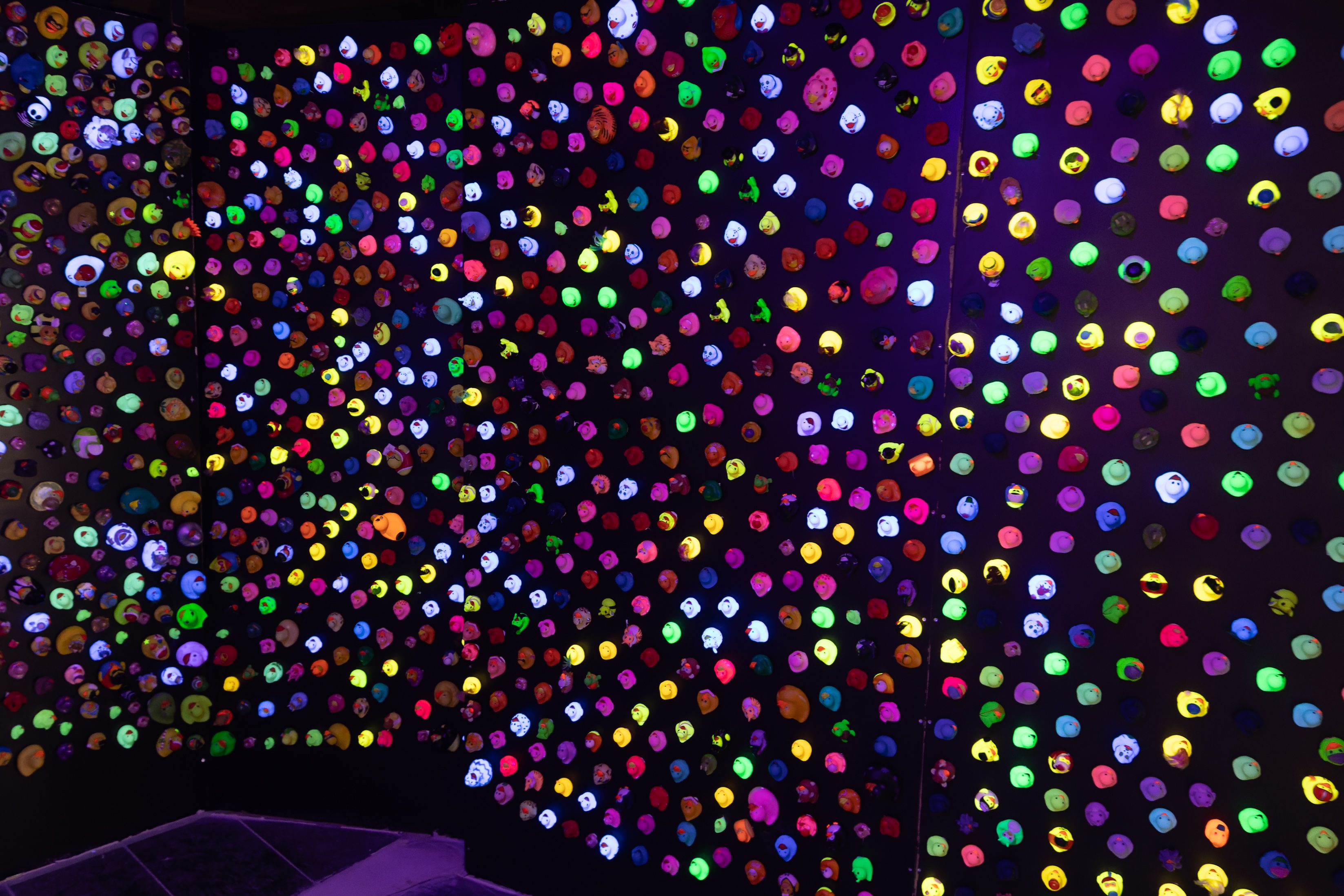 Wand vol gekleurde lichtnoppen in de lasergamearena van Timestamp Arnhem.