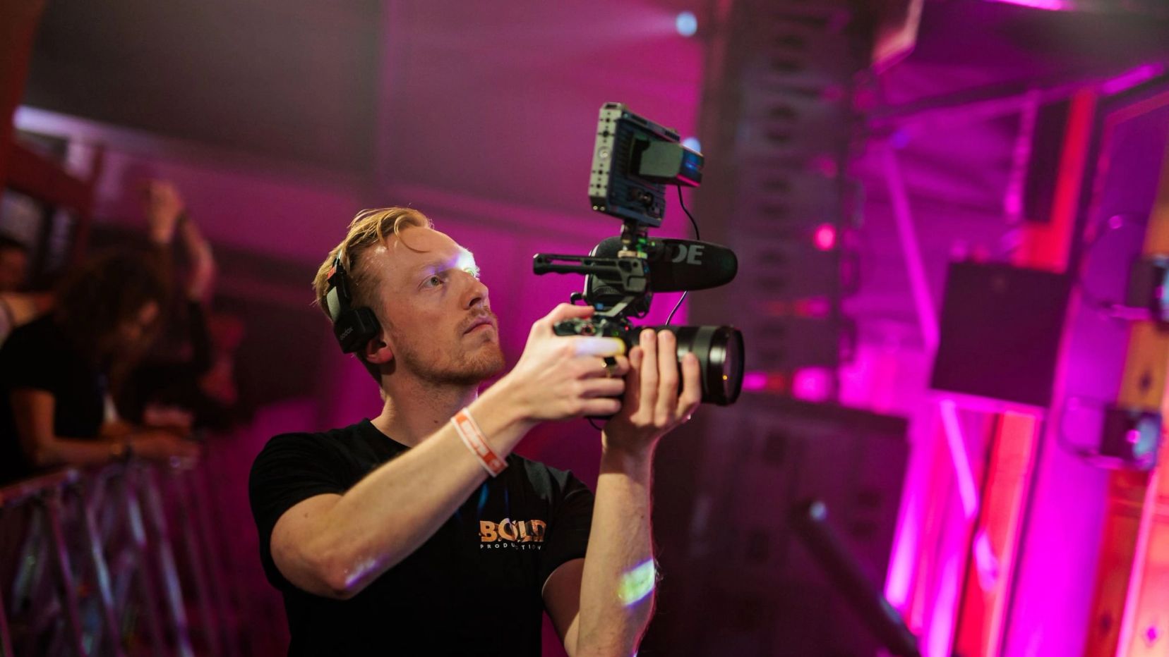 Mike Ampting, Creative Director van Bold Productions, aan het werk tijdens een festival.